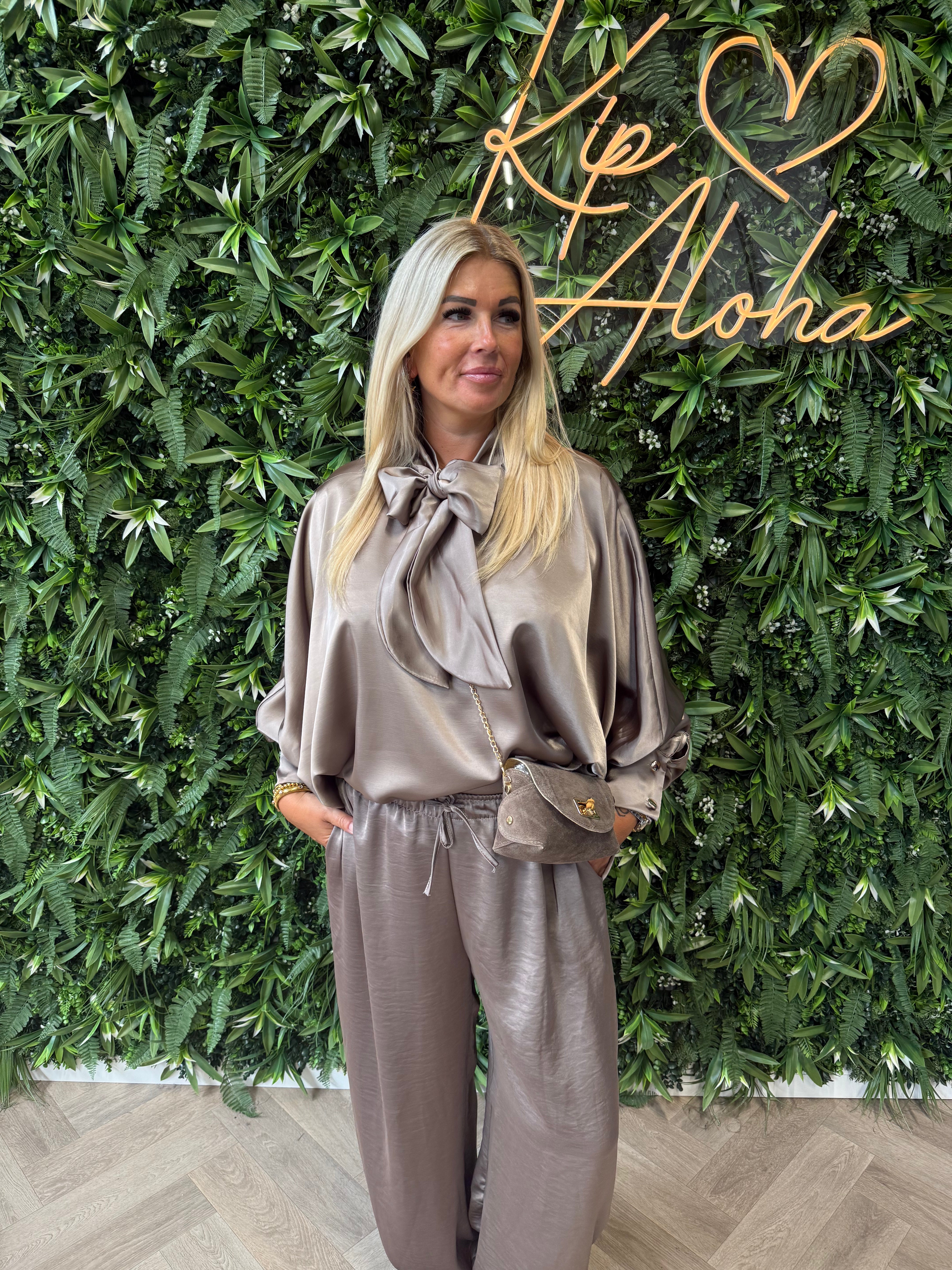 Tweedelig pak ballon broek met strik blouse taupe