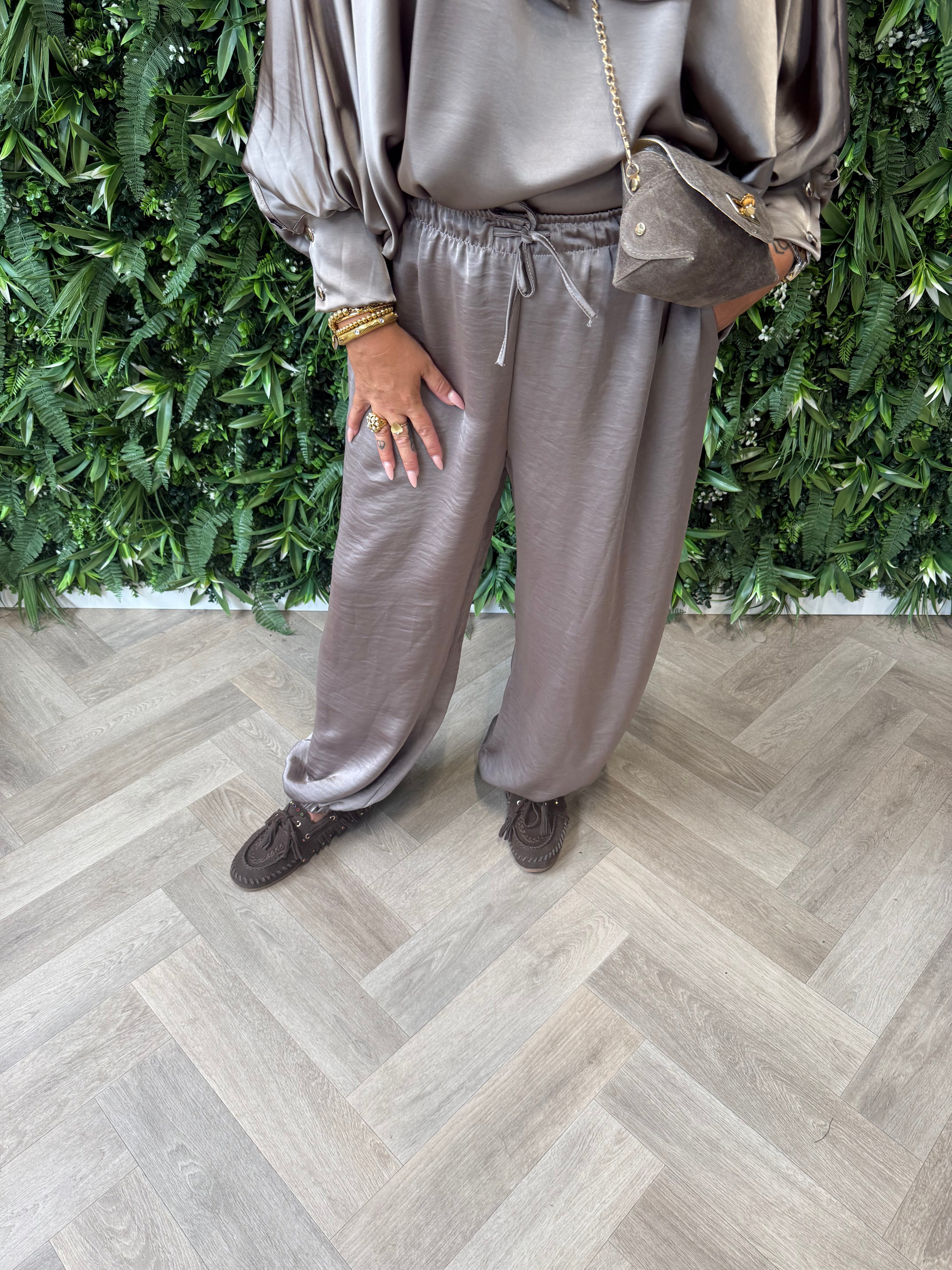 Tweedelig pak ballon broek met strik blouse taupe