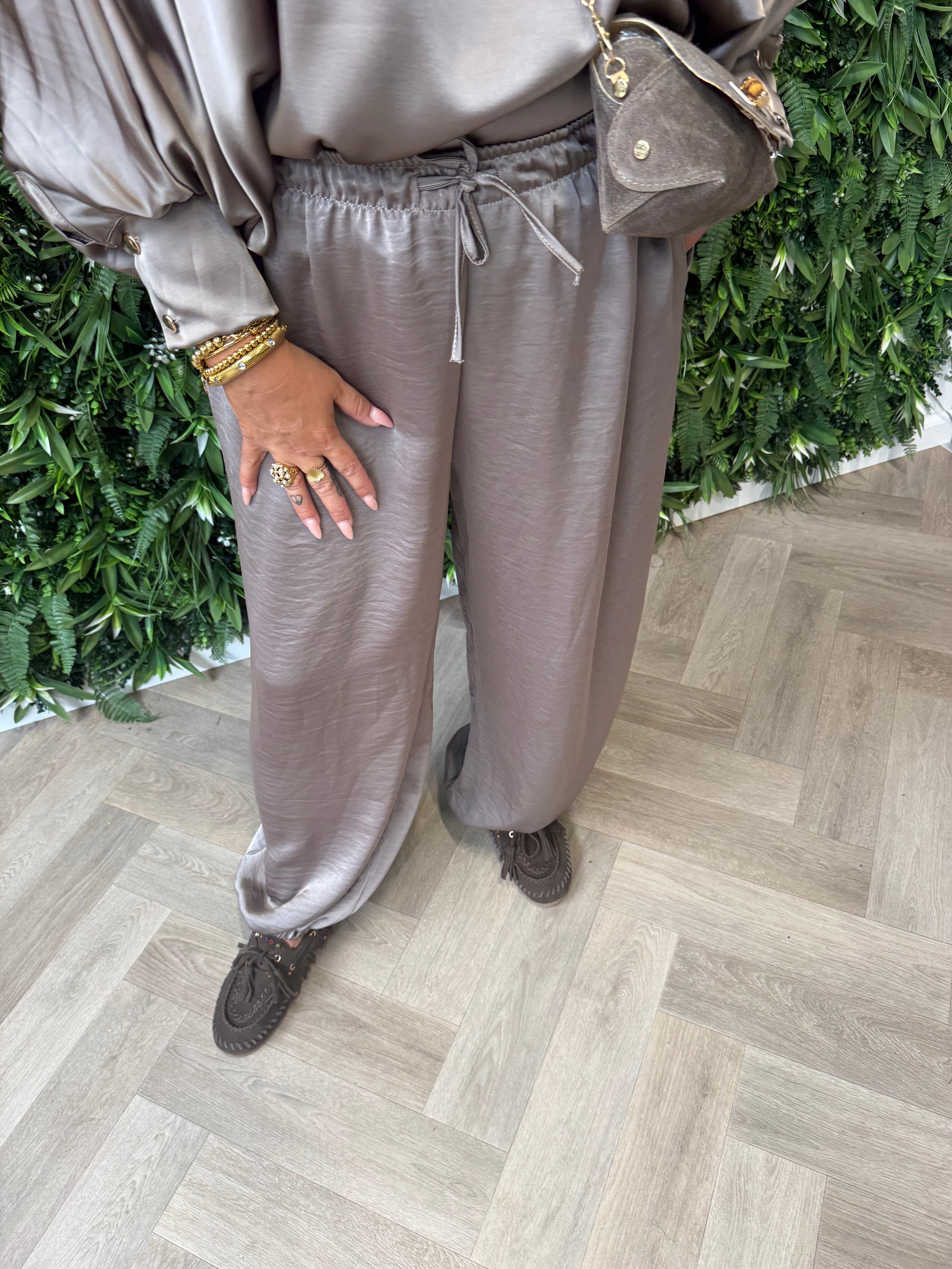 Tweedelig pak ballon broek met strik blouse taupe