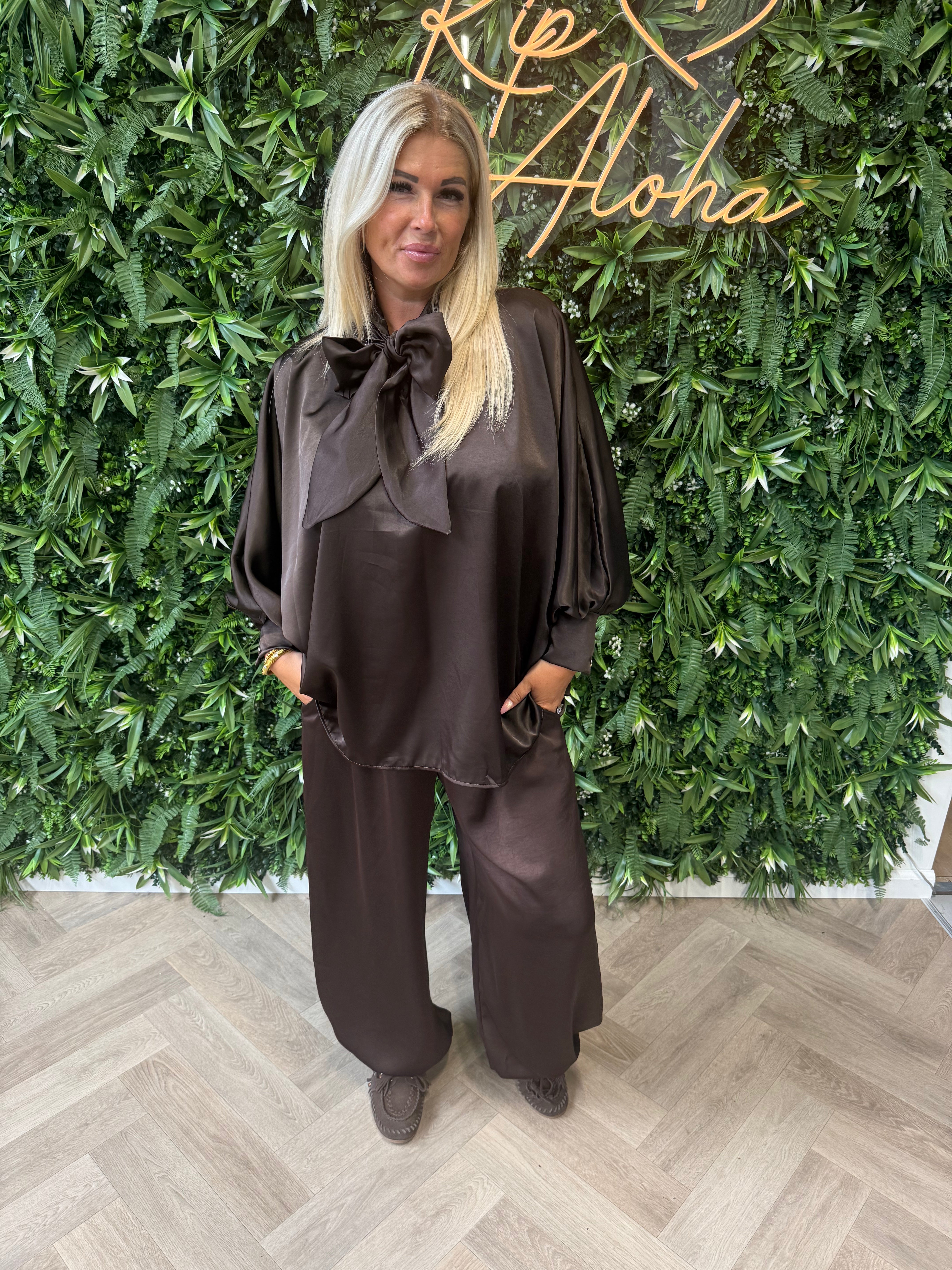 Tweedelig pak ballon broek met strik blouse donkerbruin