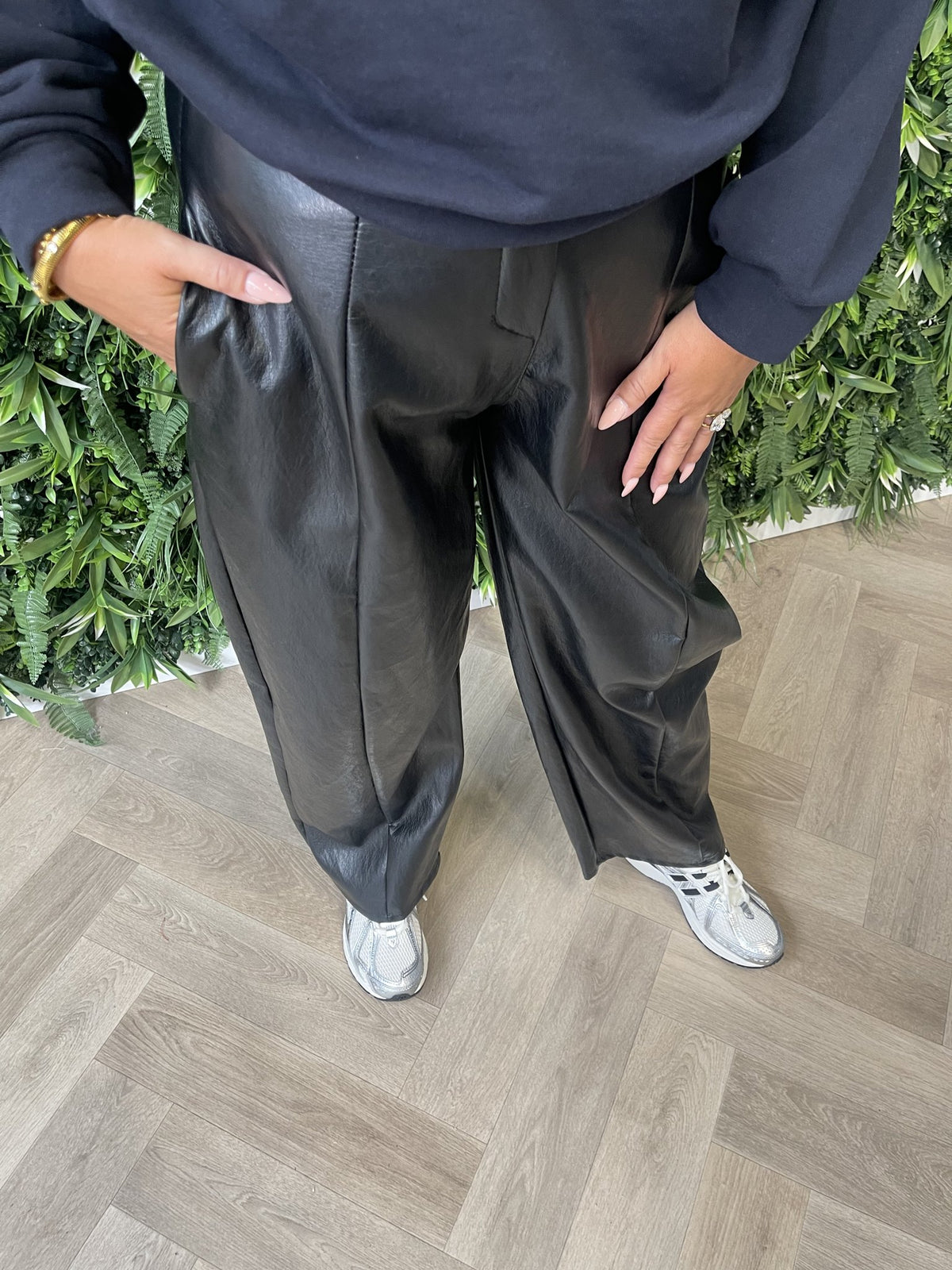 Leatherlook barrel broek zwart