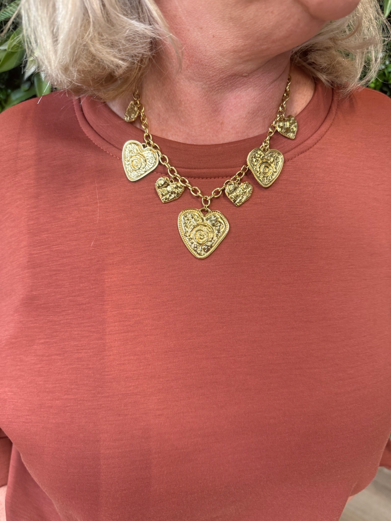 Korte stainless steel ketting met hartjes hangers goud