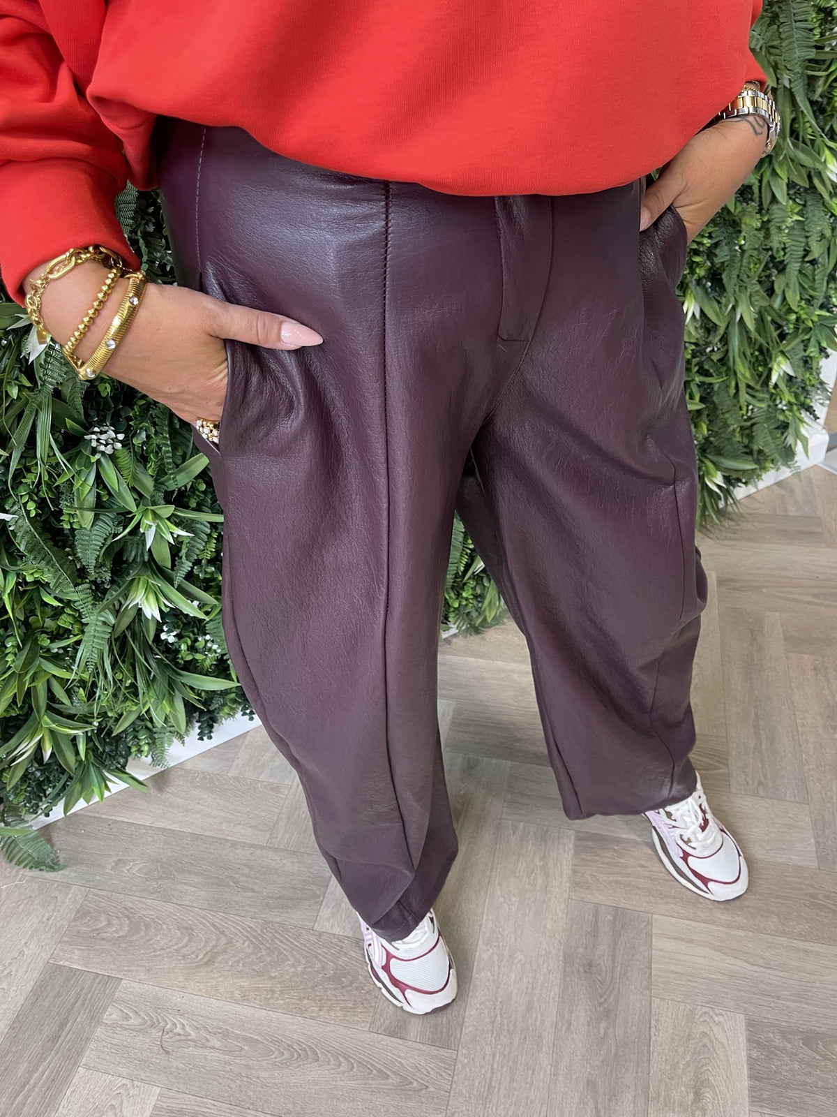 Leatherlook barrel broek aubergine