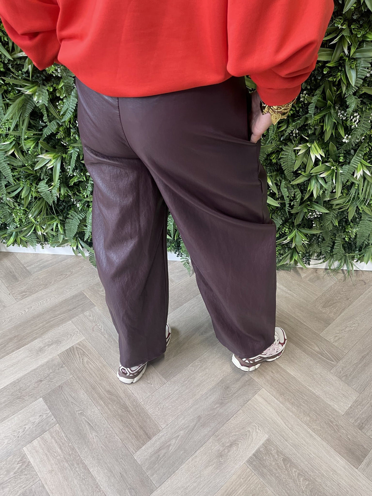 Leatherlook barrel broek aubergine