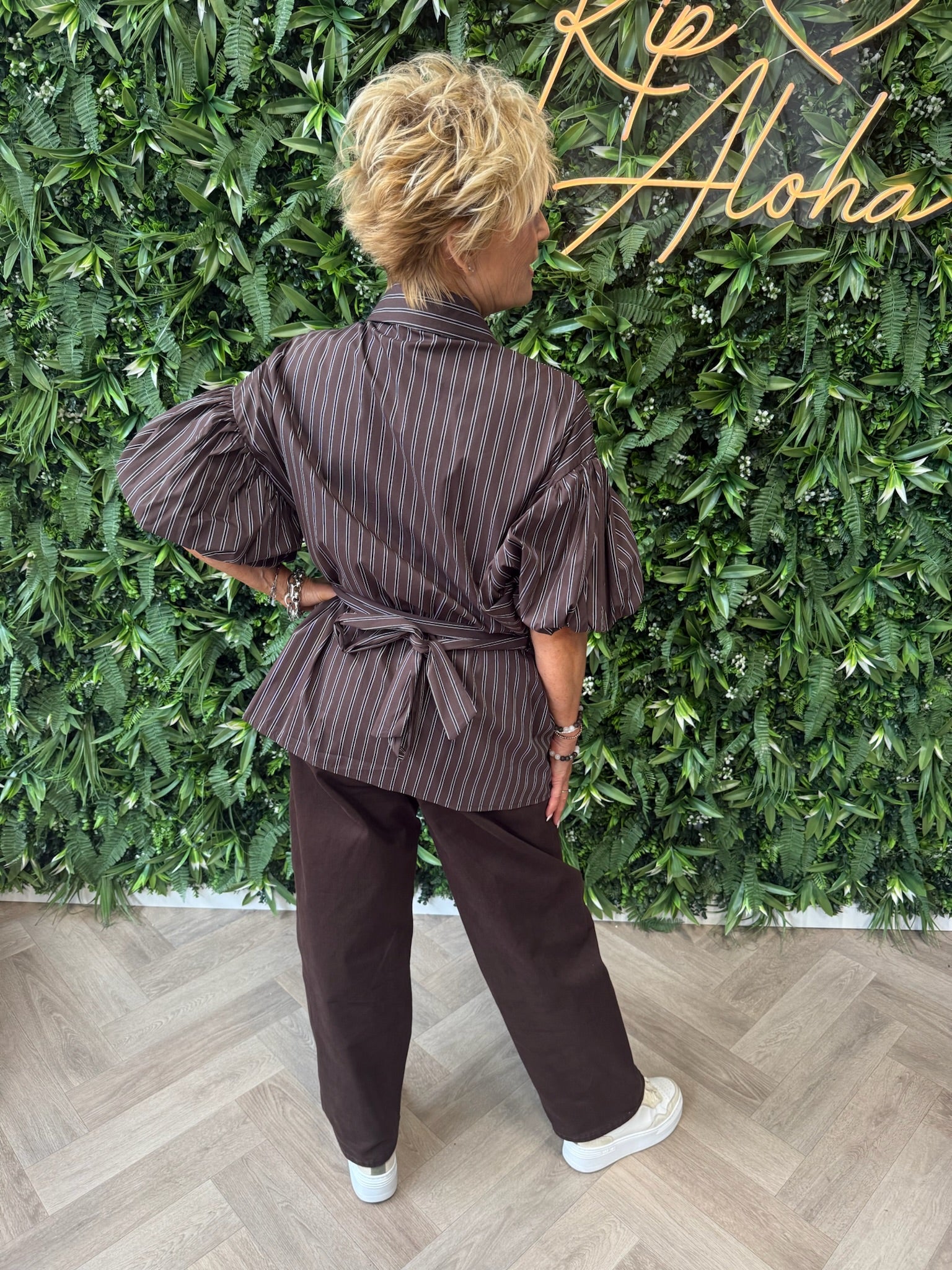 Blouse gestreept met pofmouwen donkerbruin