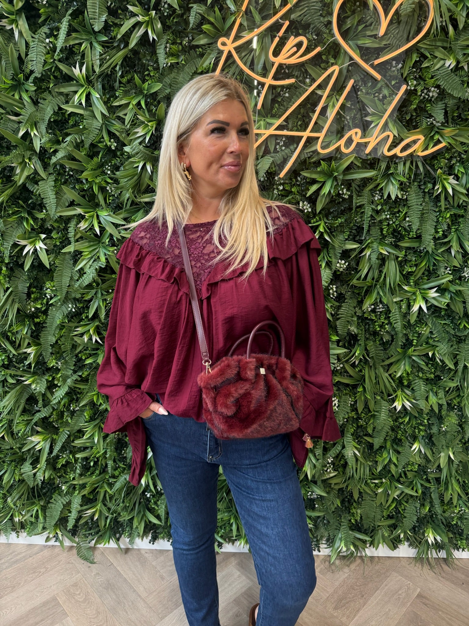 Top met kanten hals bordeaux