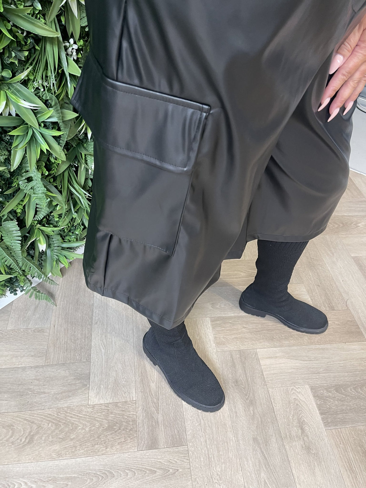 Leatherlook cargo bermuda met zakken zwart