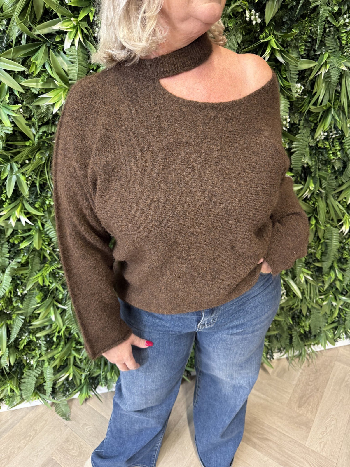 Trui off-shoulder hals detail donkerbruin