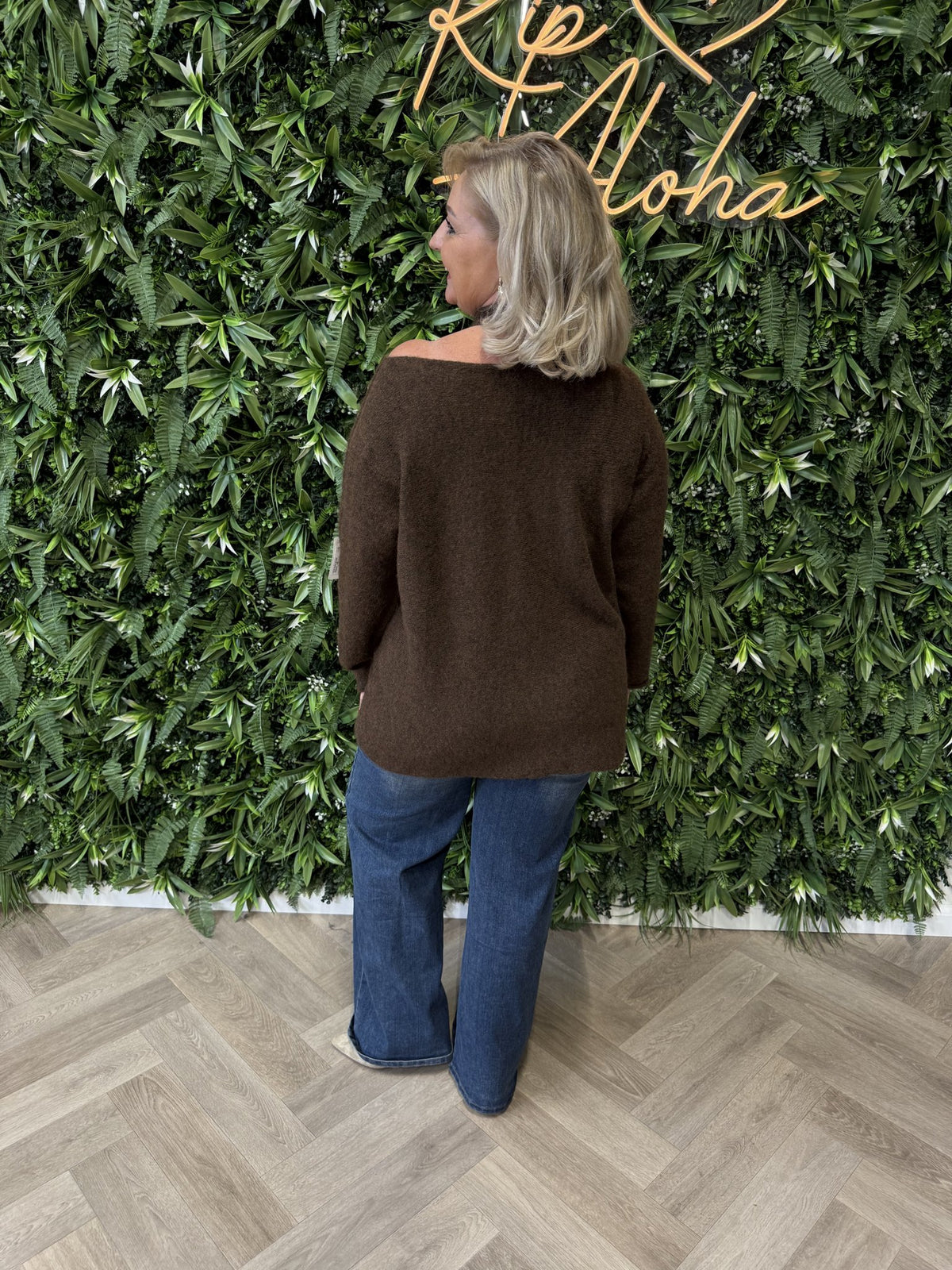 Trui off-shoulder hals detail donkerbruin