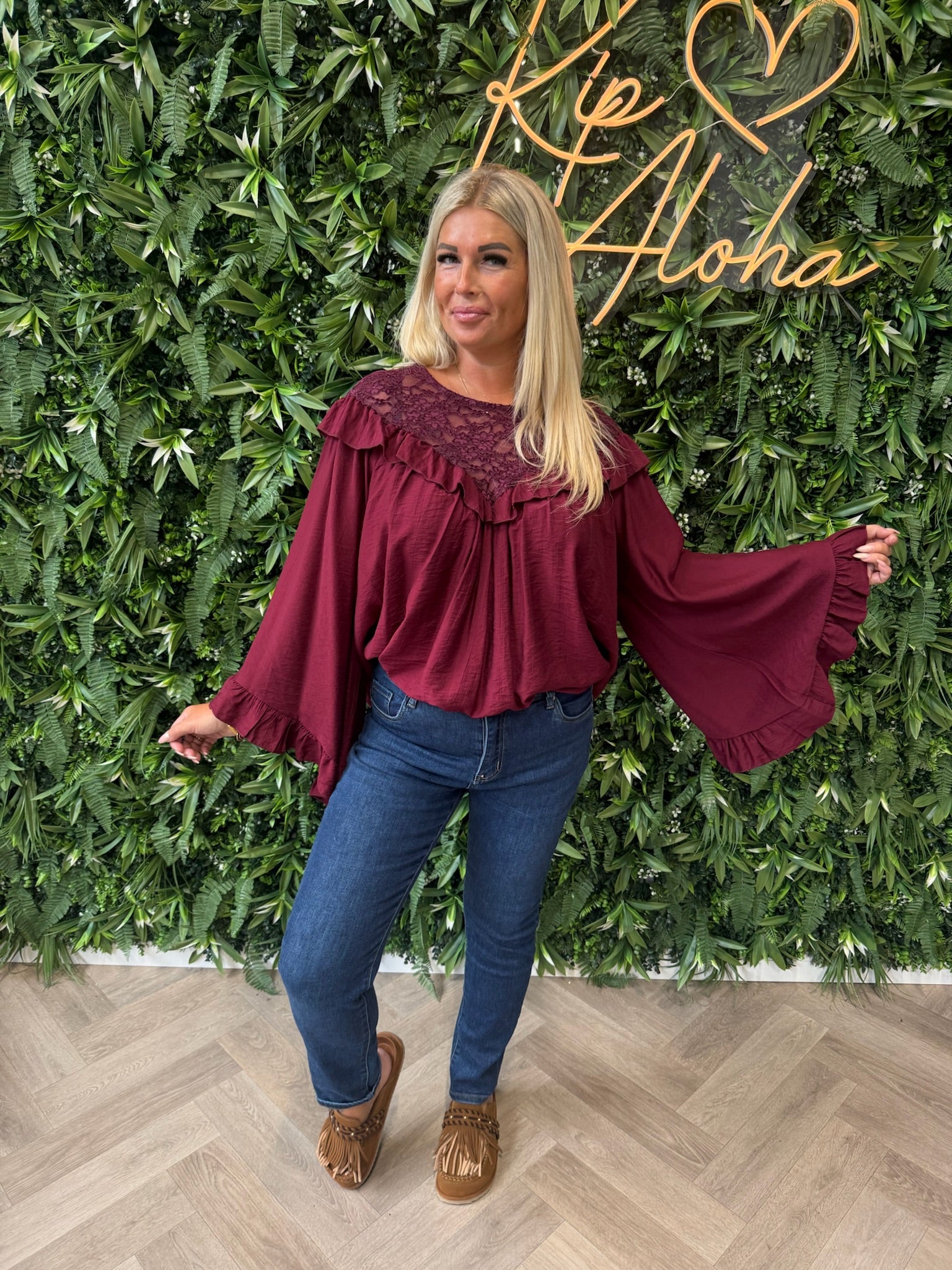 Top met kanten hals bordeaux