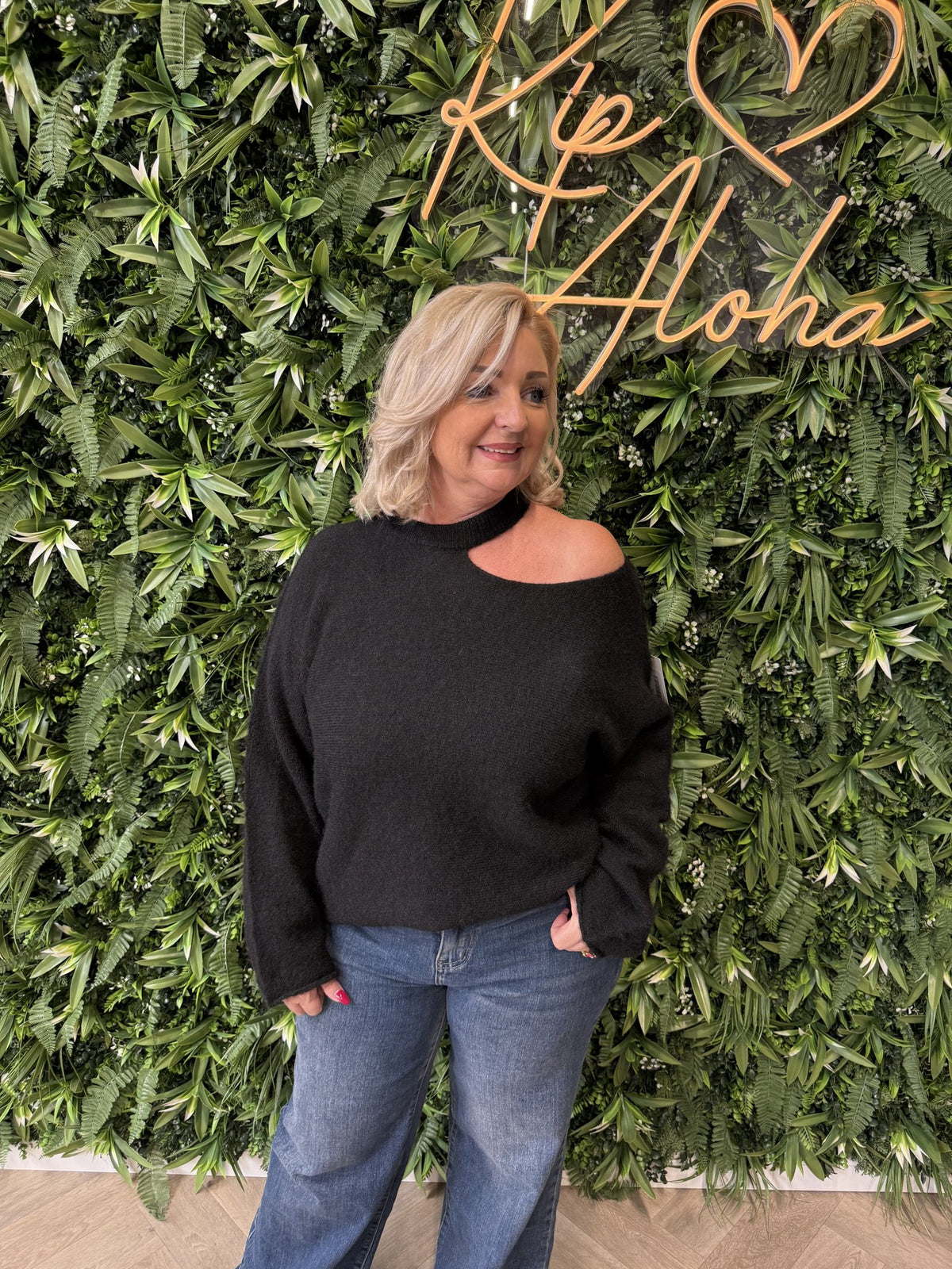 Trui off-shoulder hals detail zwart
