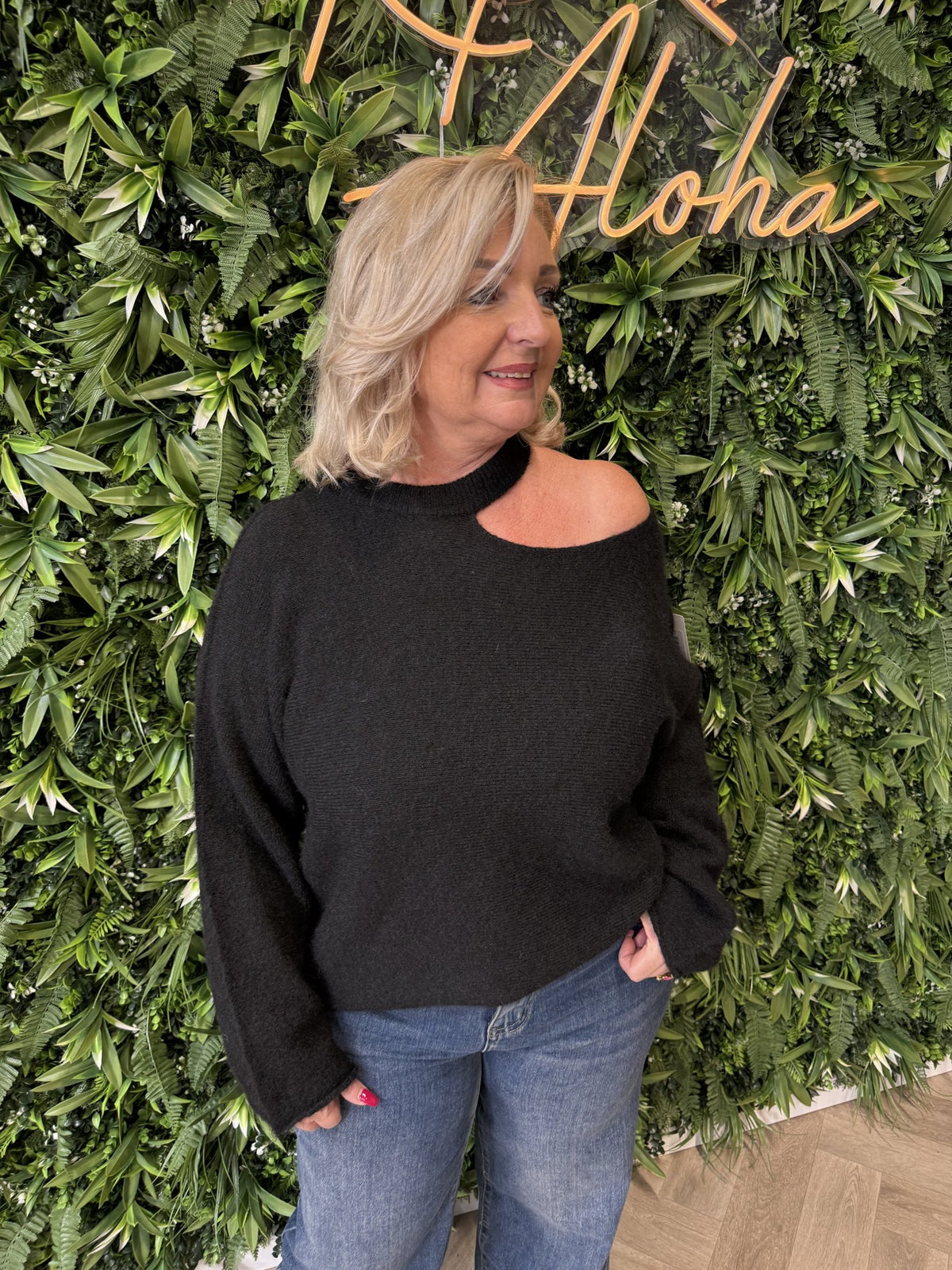 Trui off-shoulder hals detail zwart