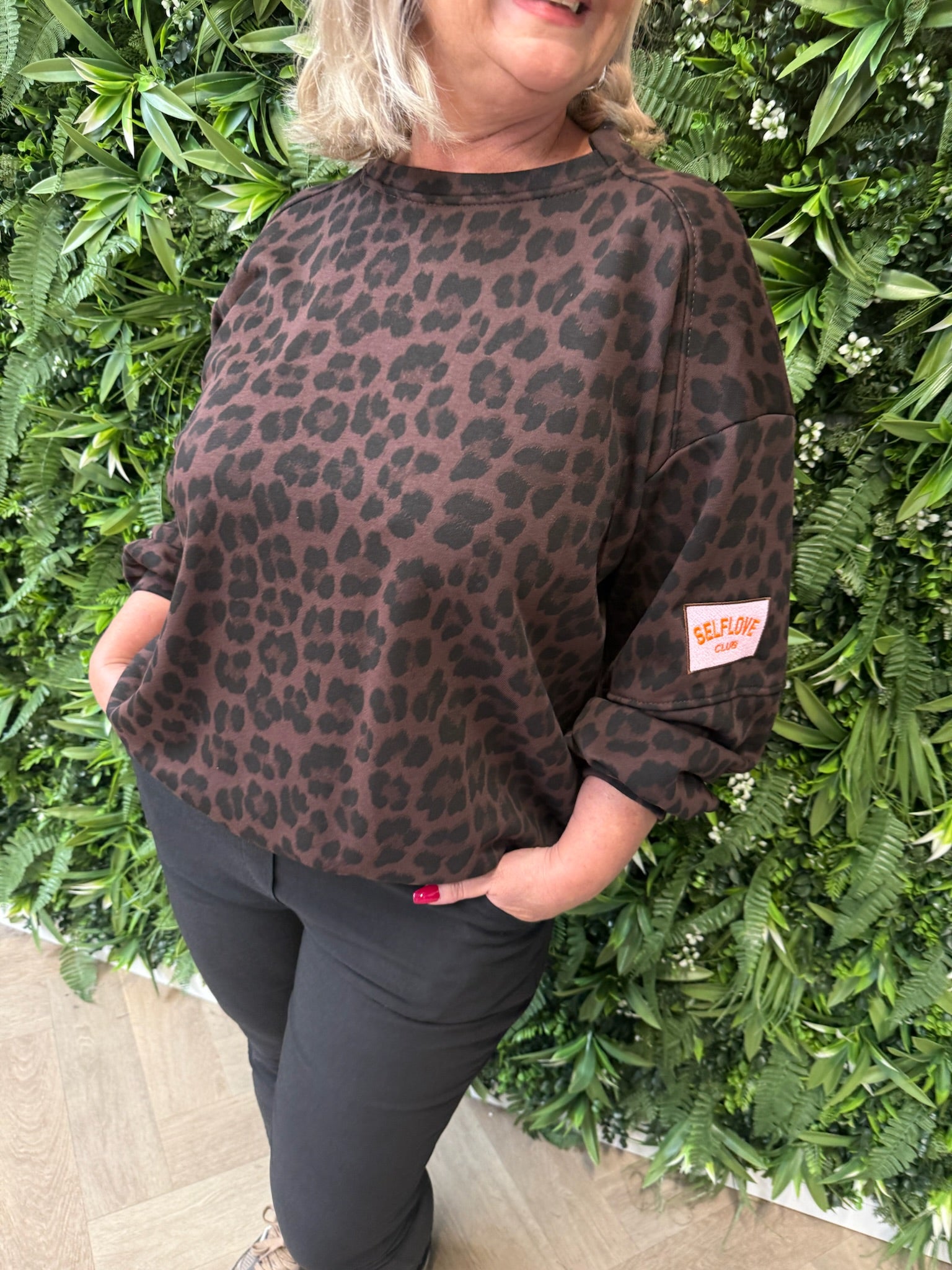Sweater panter selflove club donkerbruin