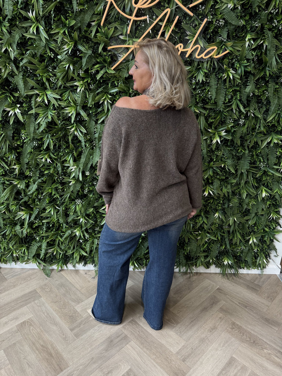 Trui off-shoulder hals detail lichtbruin