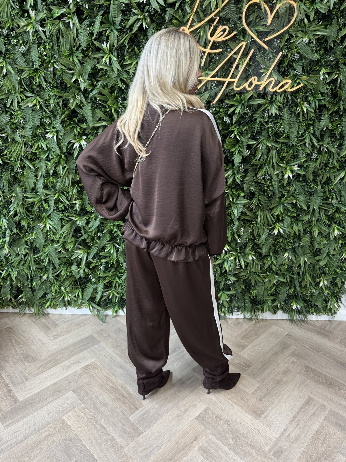 Tweedelig silky pak met bies donkerbruin