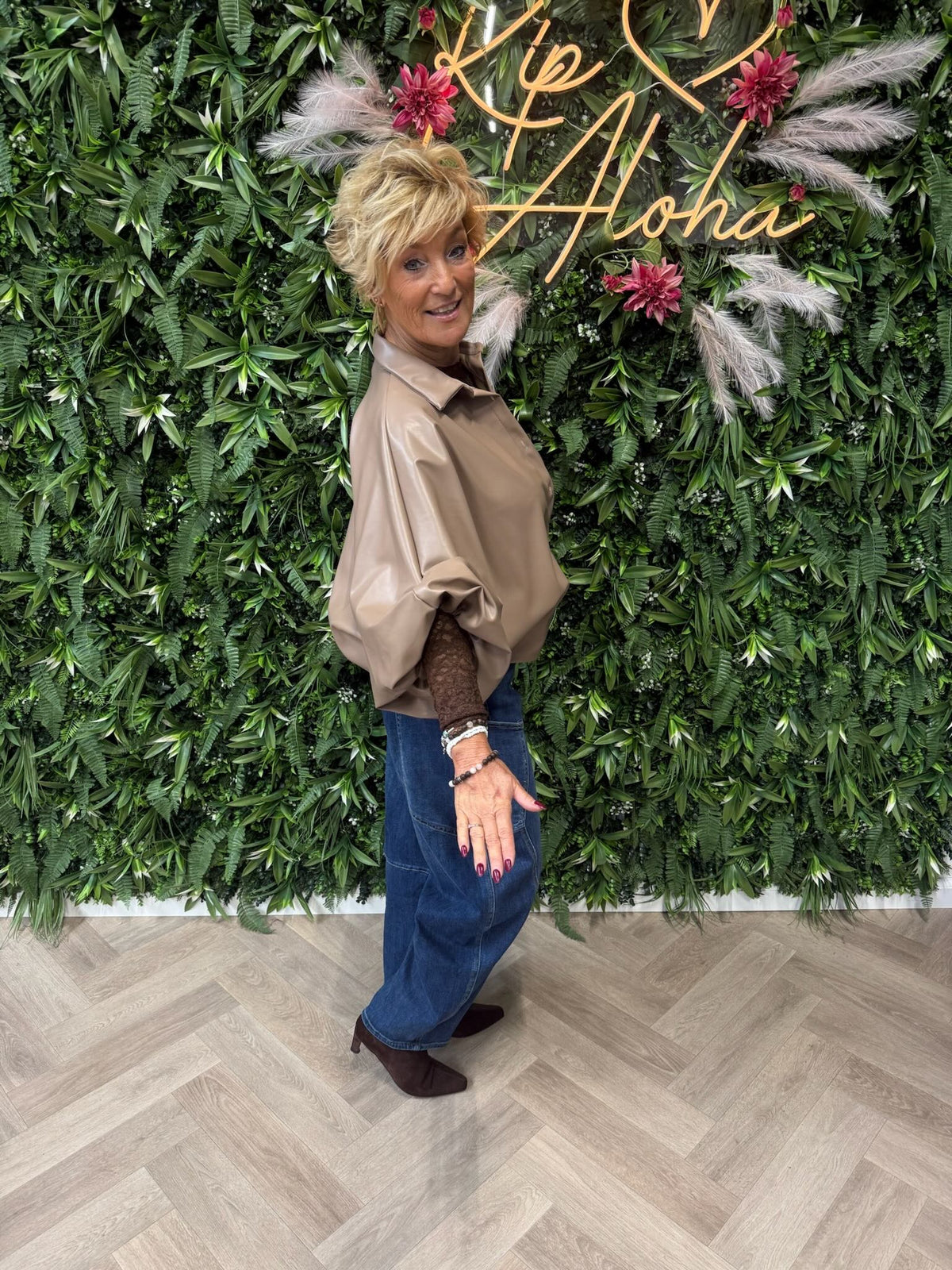 Leatherlook blouse pofmouwen taupe