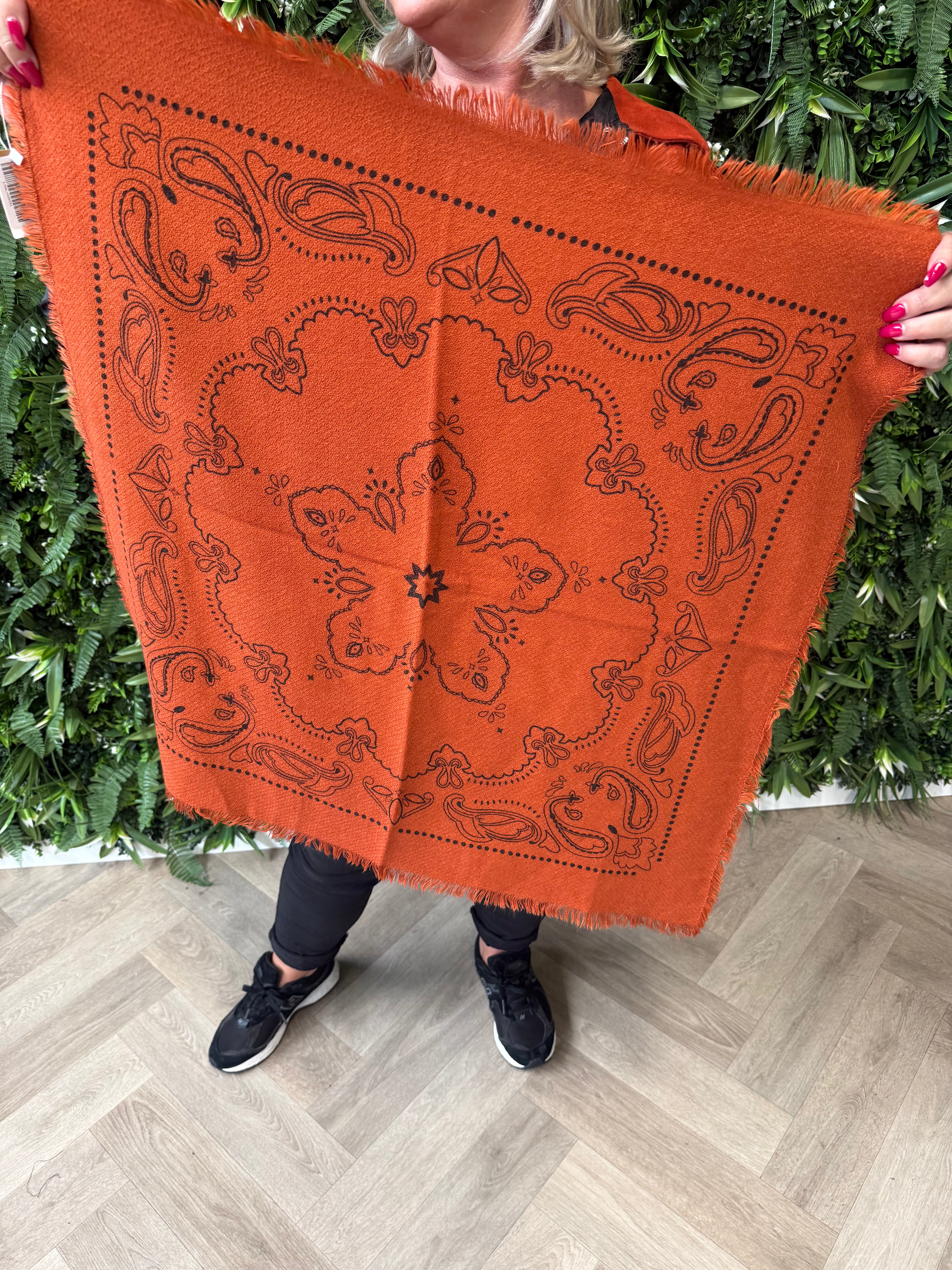 Kort sjaaltje gebreid paisley print brique