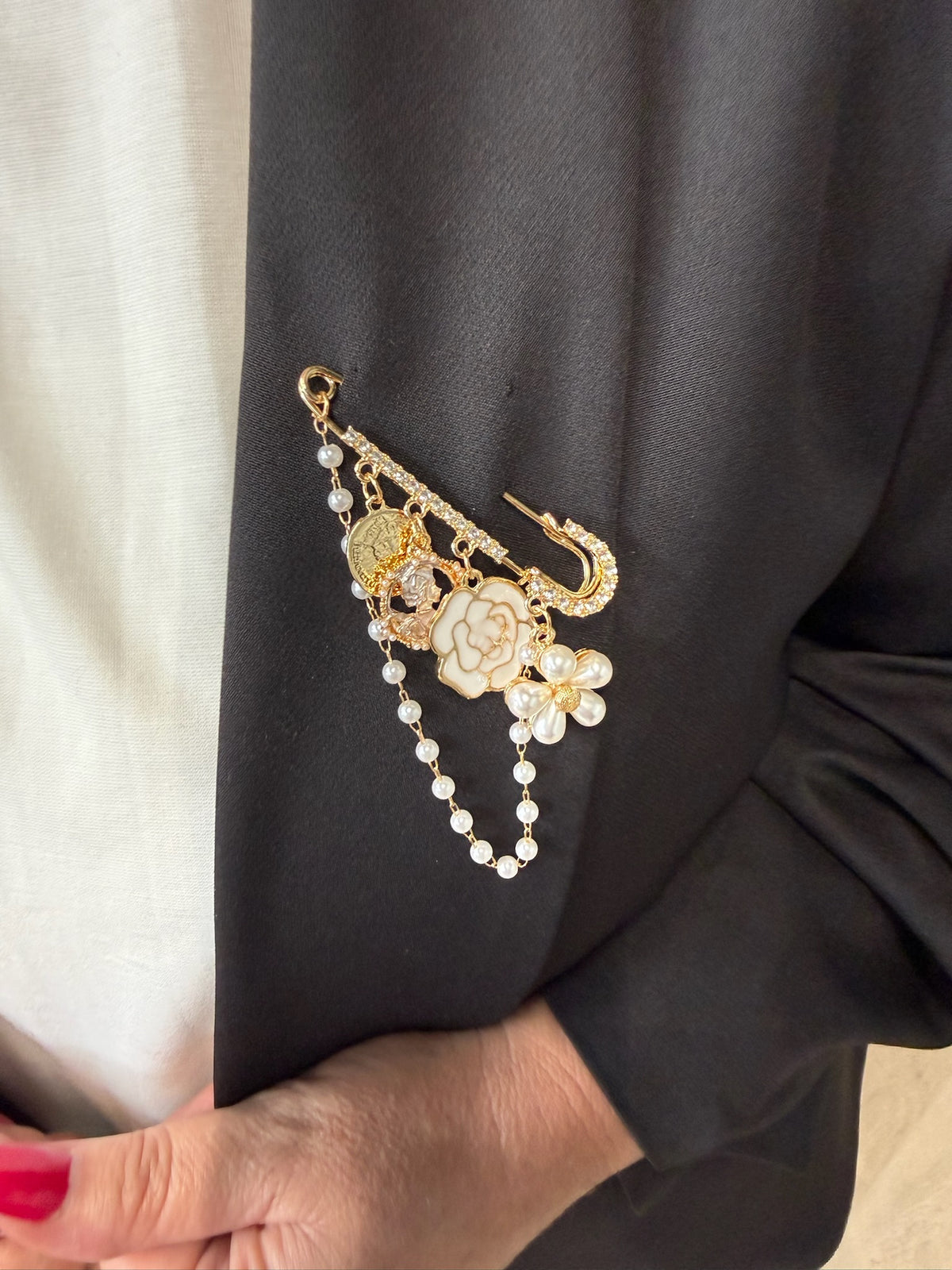 Broche met parels en trui goud