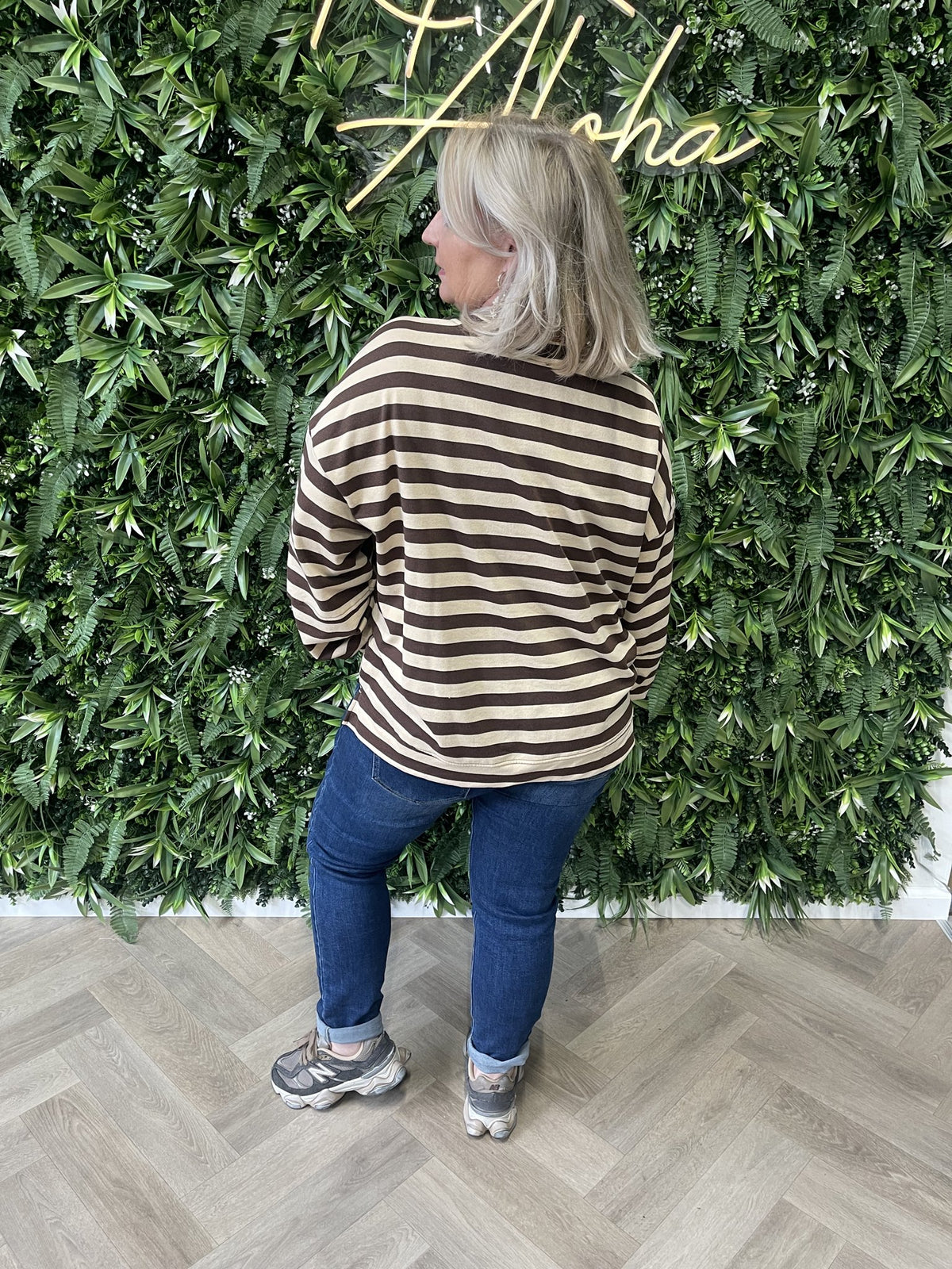 Sweater strepen more amore applicatie beige/bruin