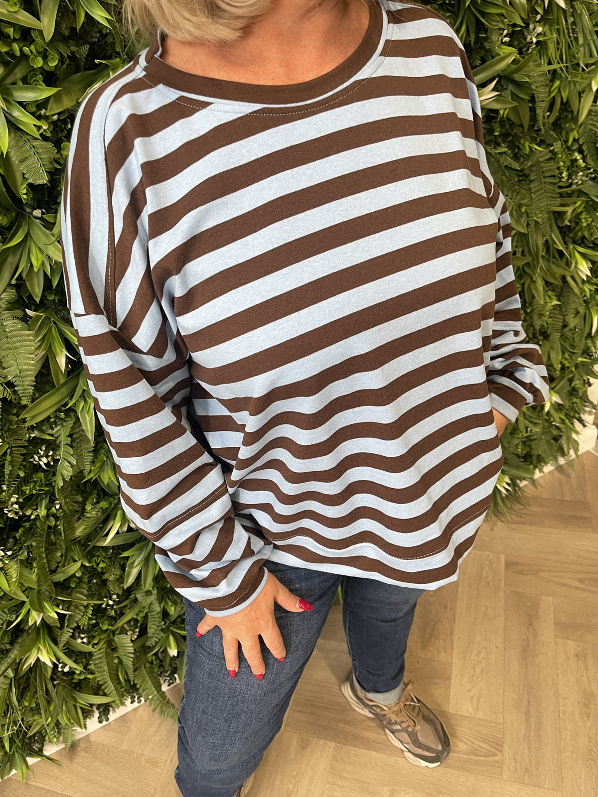 Sweater strepen more amore applicatie lichtblauw/bruin
