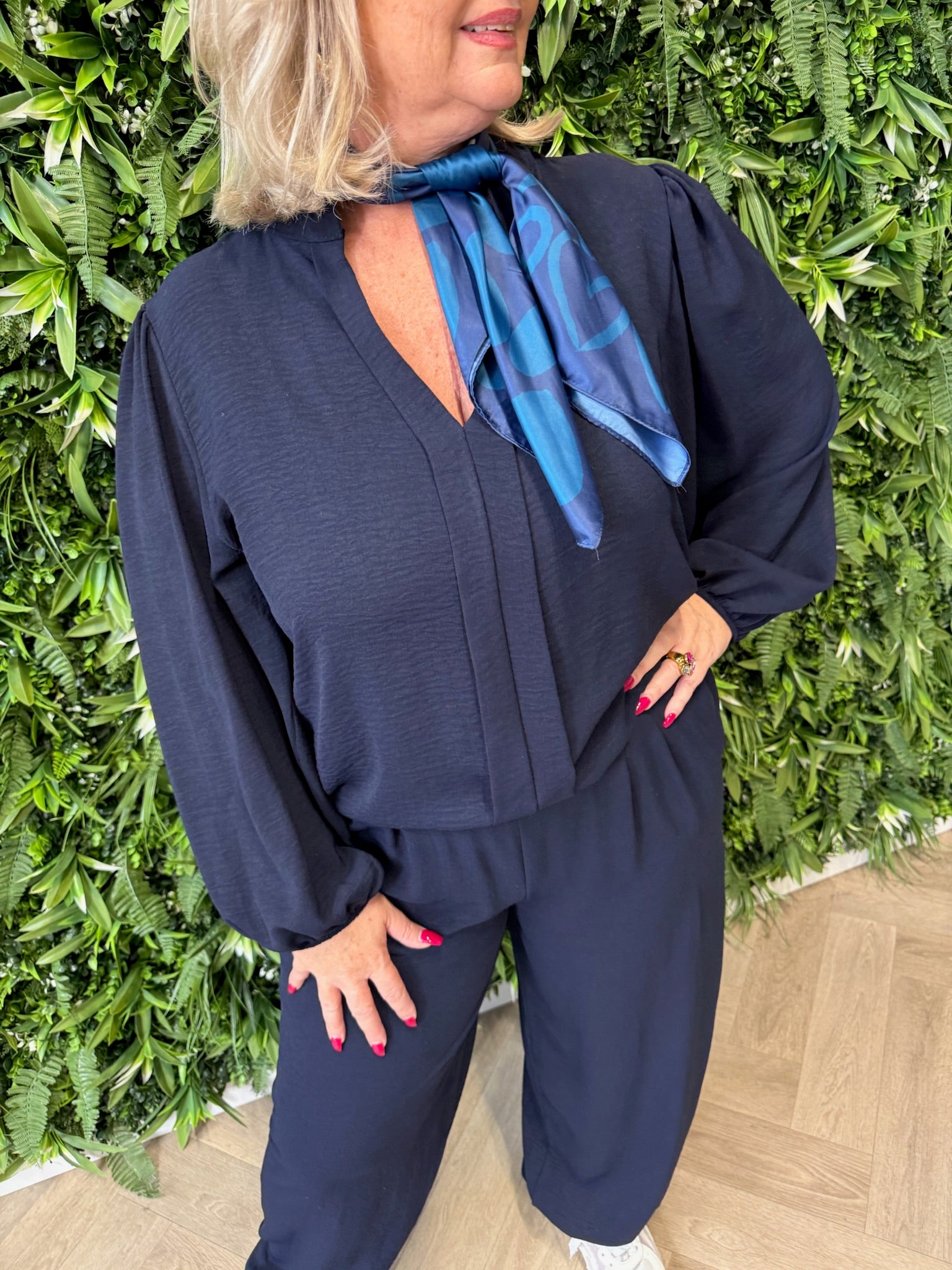 Blouse roezel met pofmouwen marineblauw
