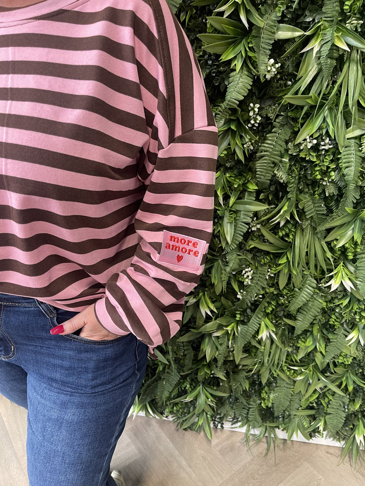 Sweater strepen more amore applicatie bruin/roze
