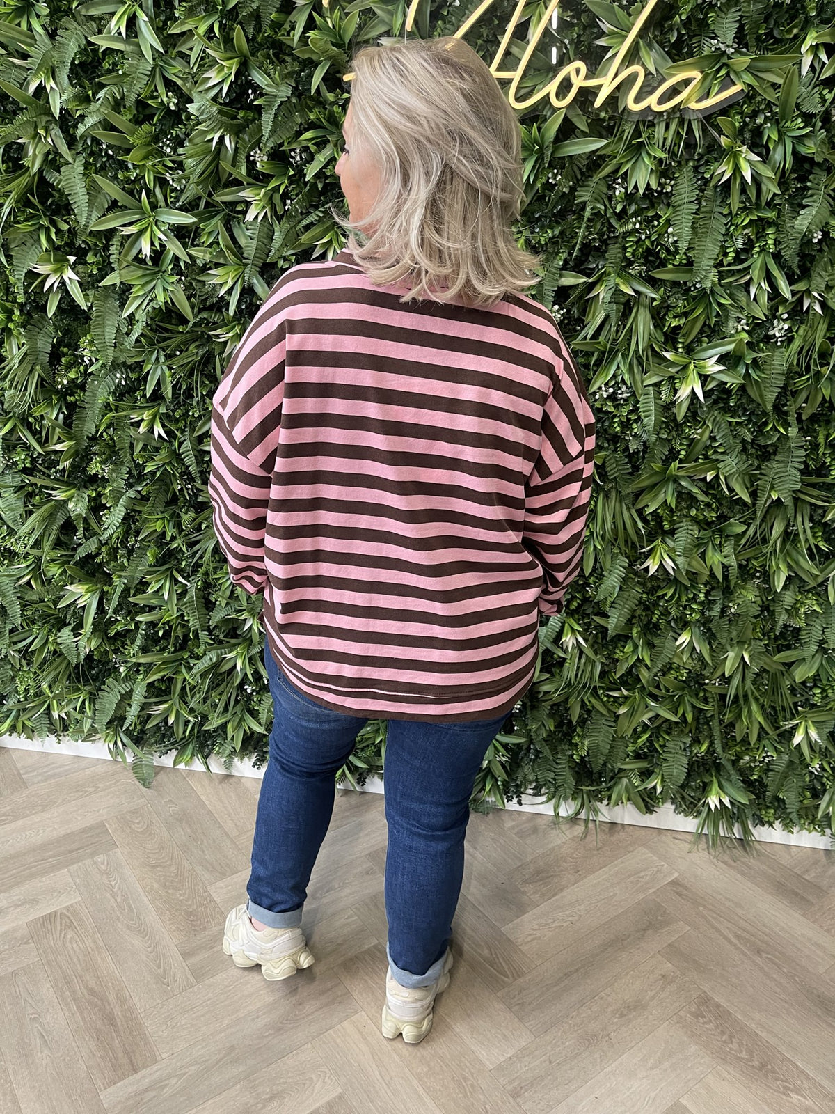 Sweater strepen more amore applicatie bruin/roze