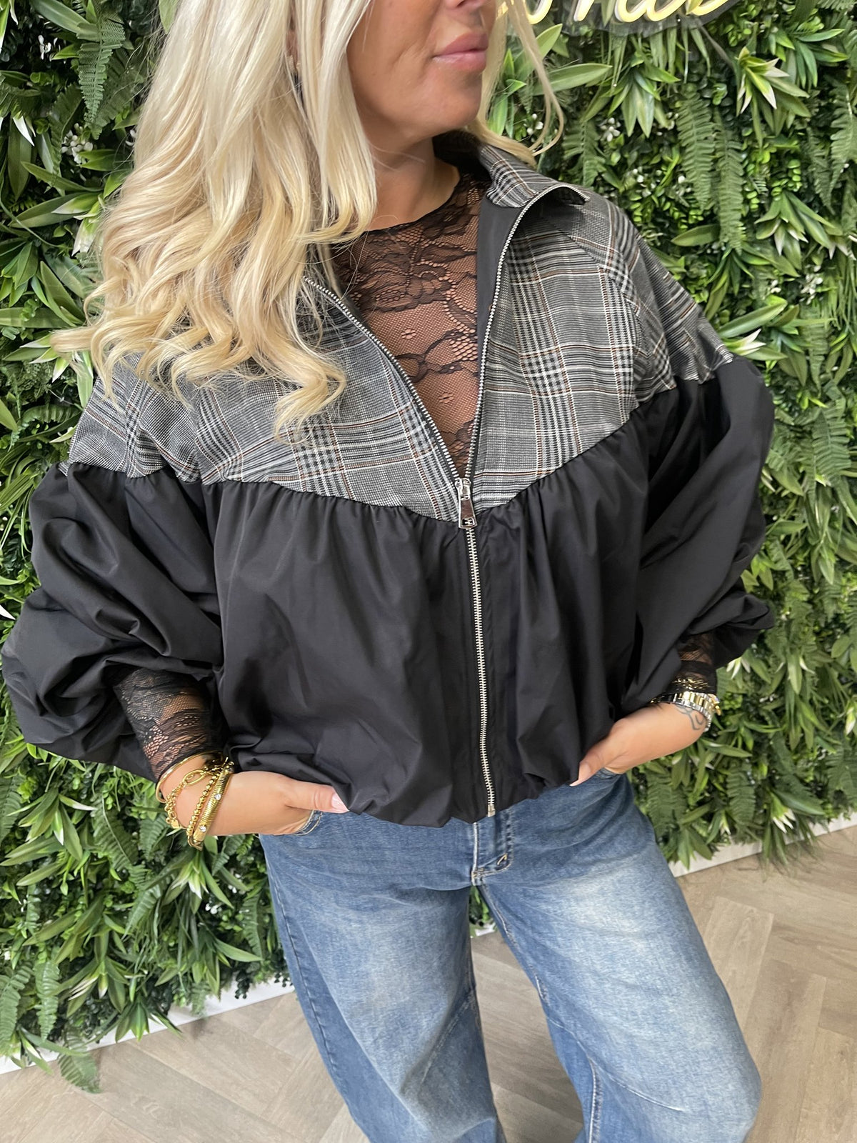Korte bomber met kleine ruit zwart