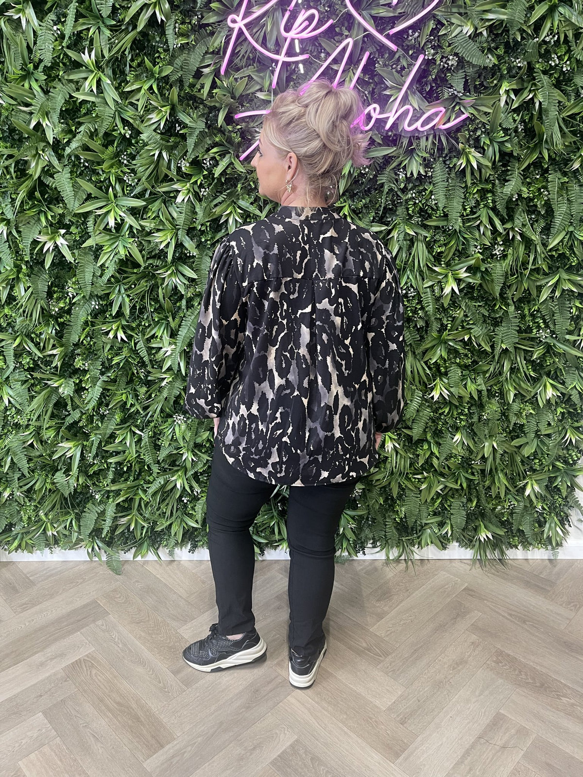Blouse roezel met pofmouwen print vlekken zwart/grijs