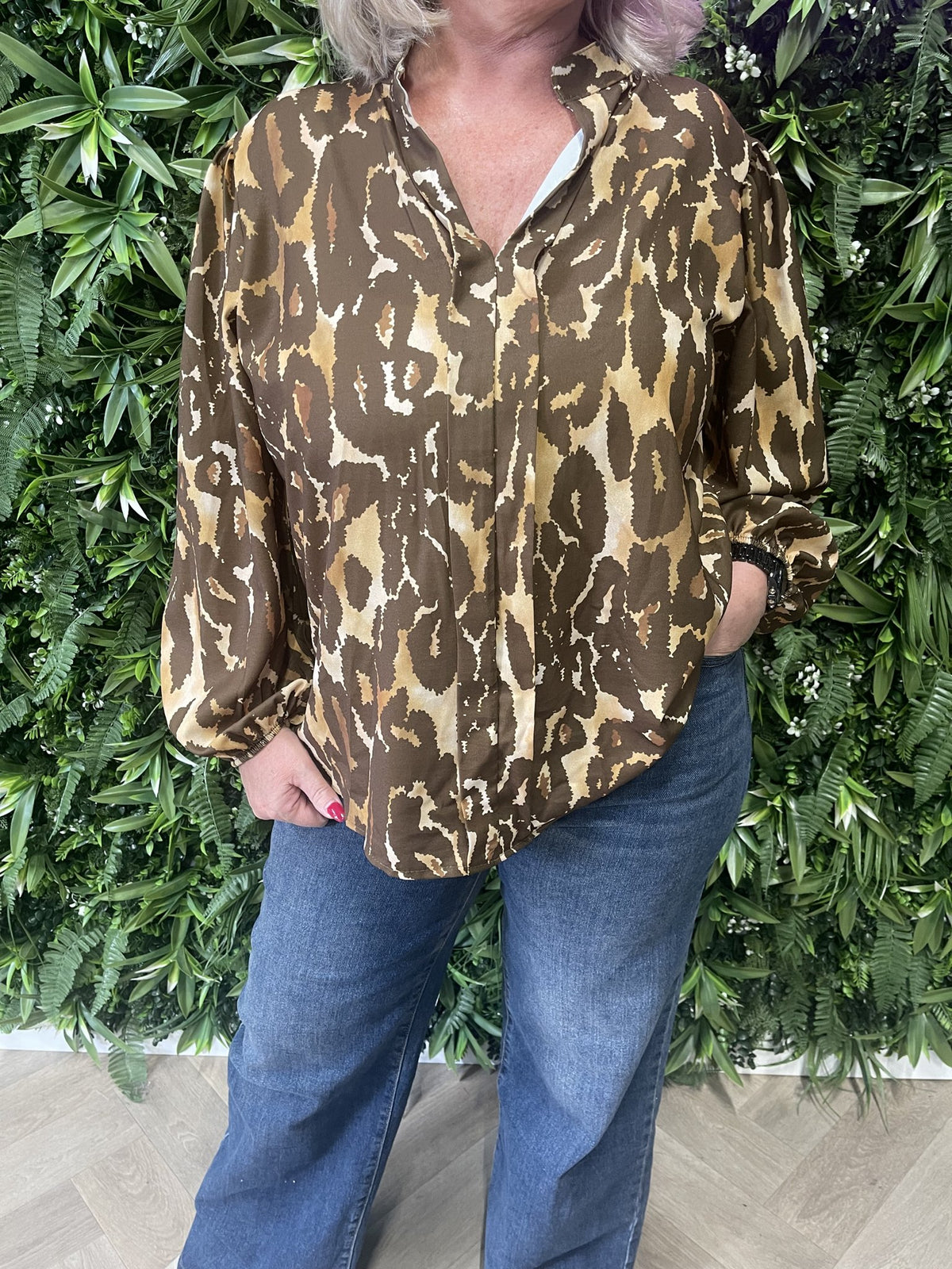 Blouse roezel met pofmouwen print vlekken legergroen