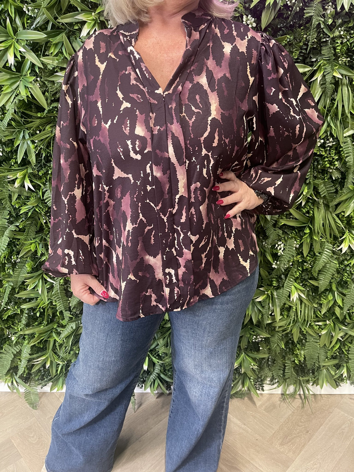 Blouse roezel met pofmouwen print vlekken aubergine