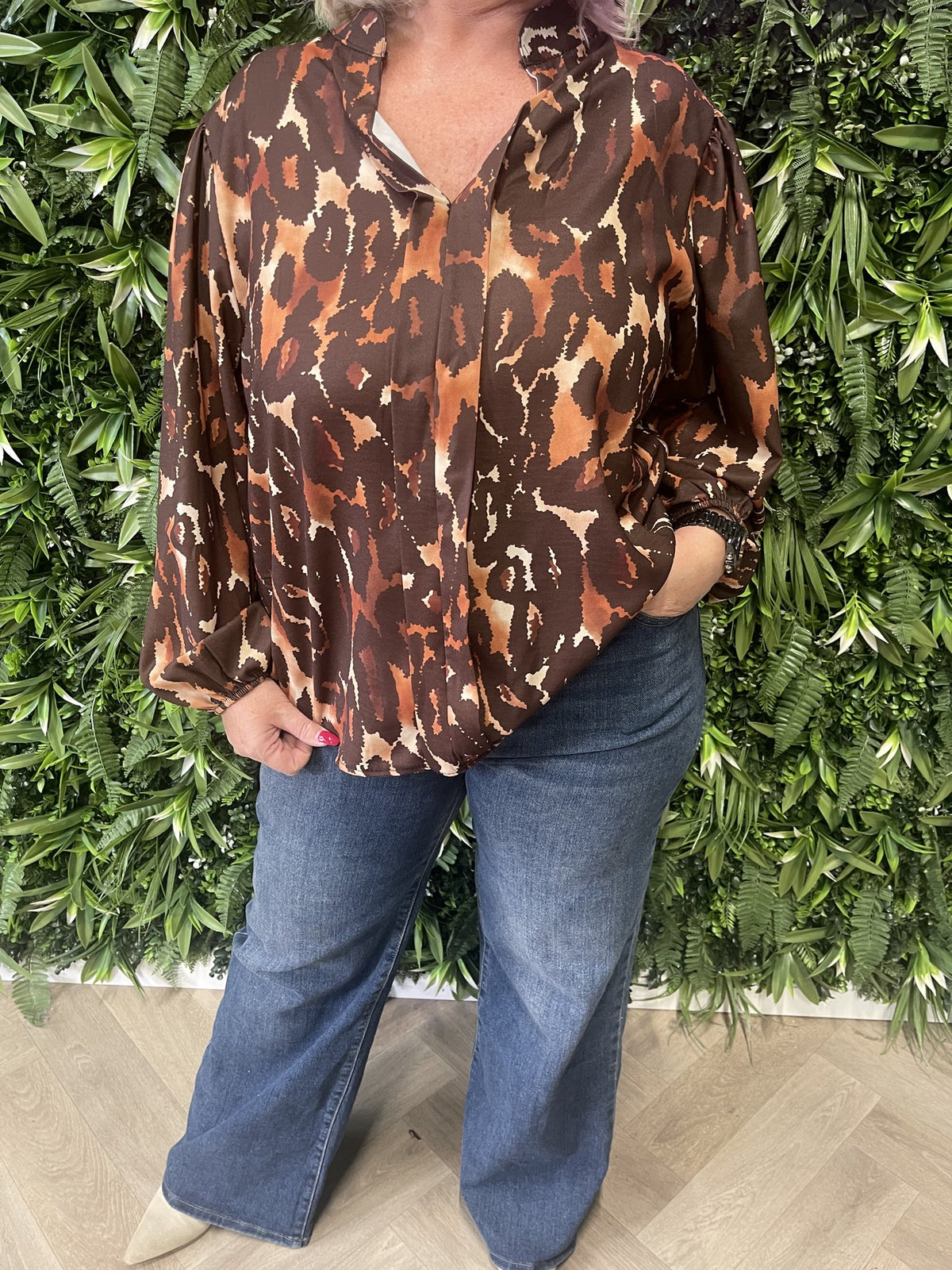 Blouse roezel met pofmouwen print vlekken donkerbruin/roestbruin