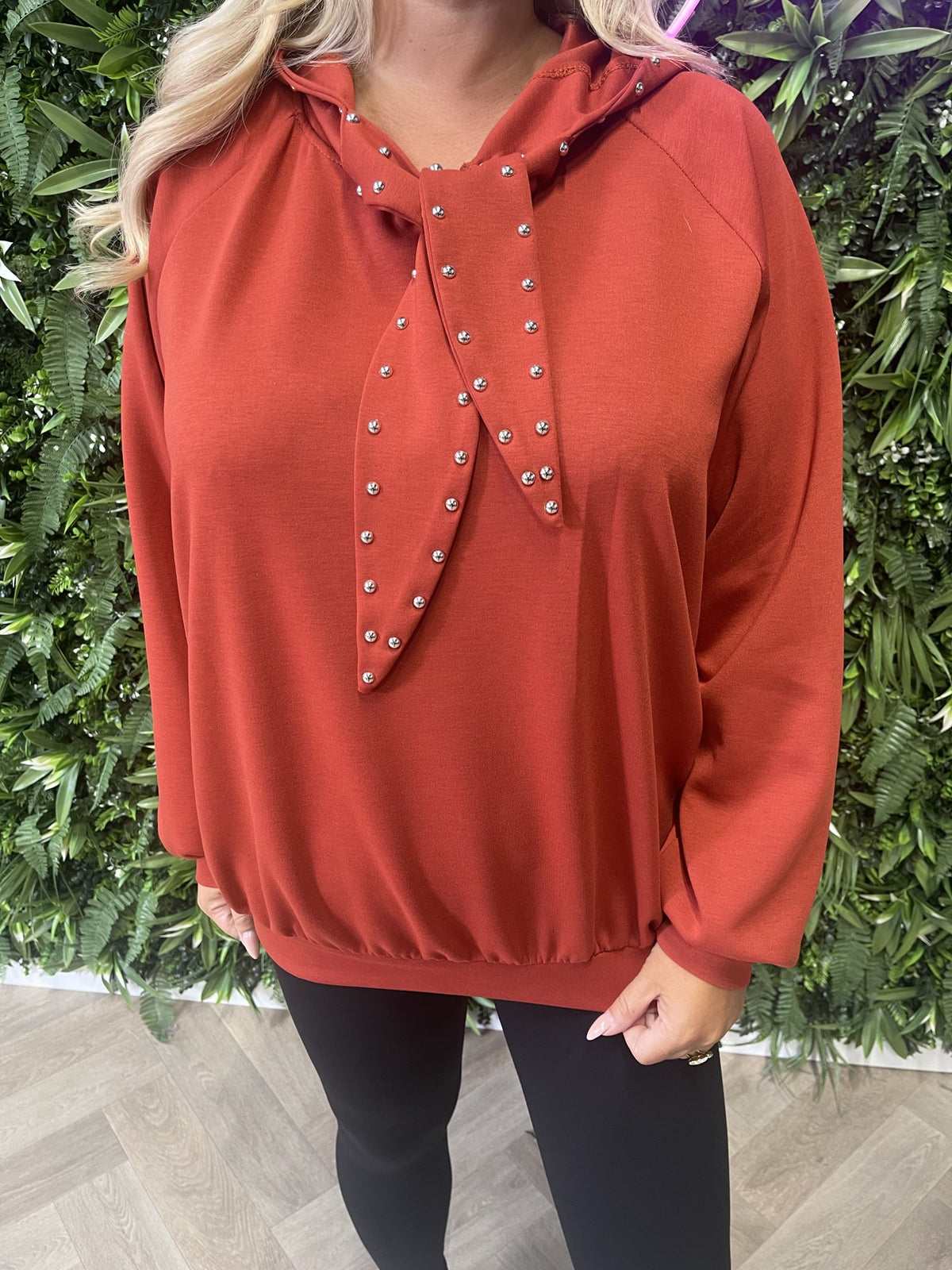 Hoodie met studs roestrood