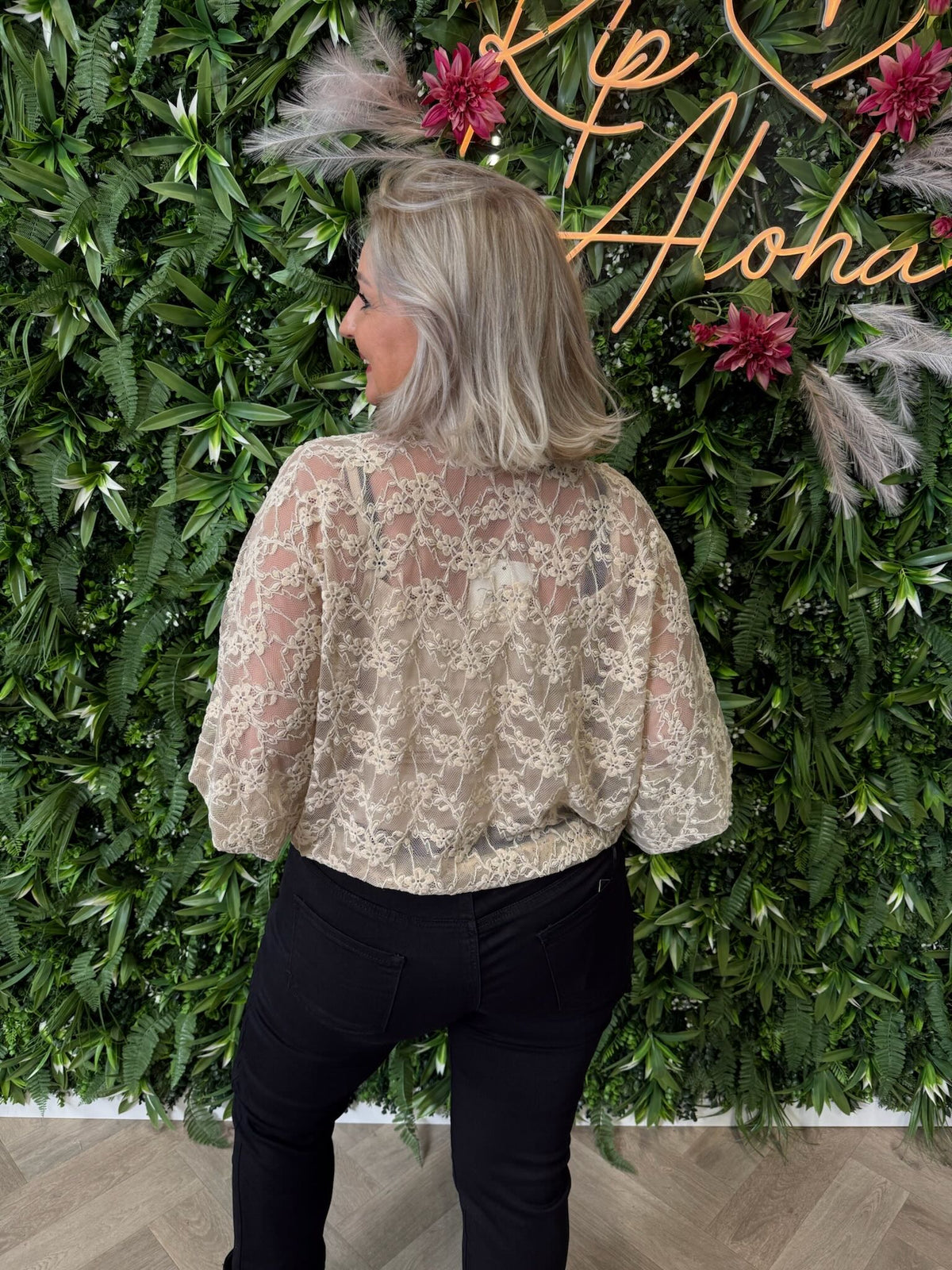 Kanten top pofmouwen beige