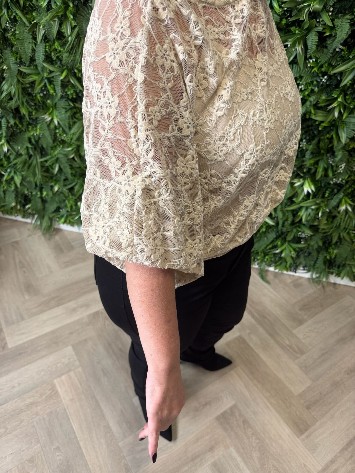 Kanten top pofmouwen beige