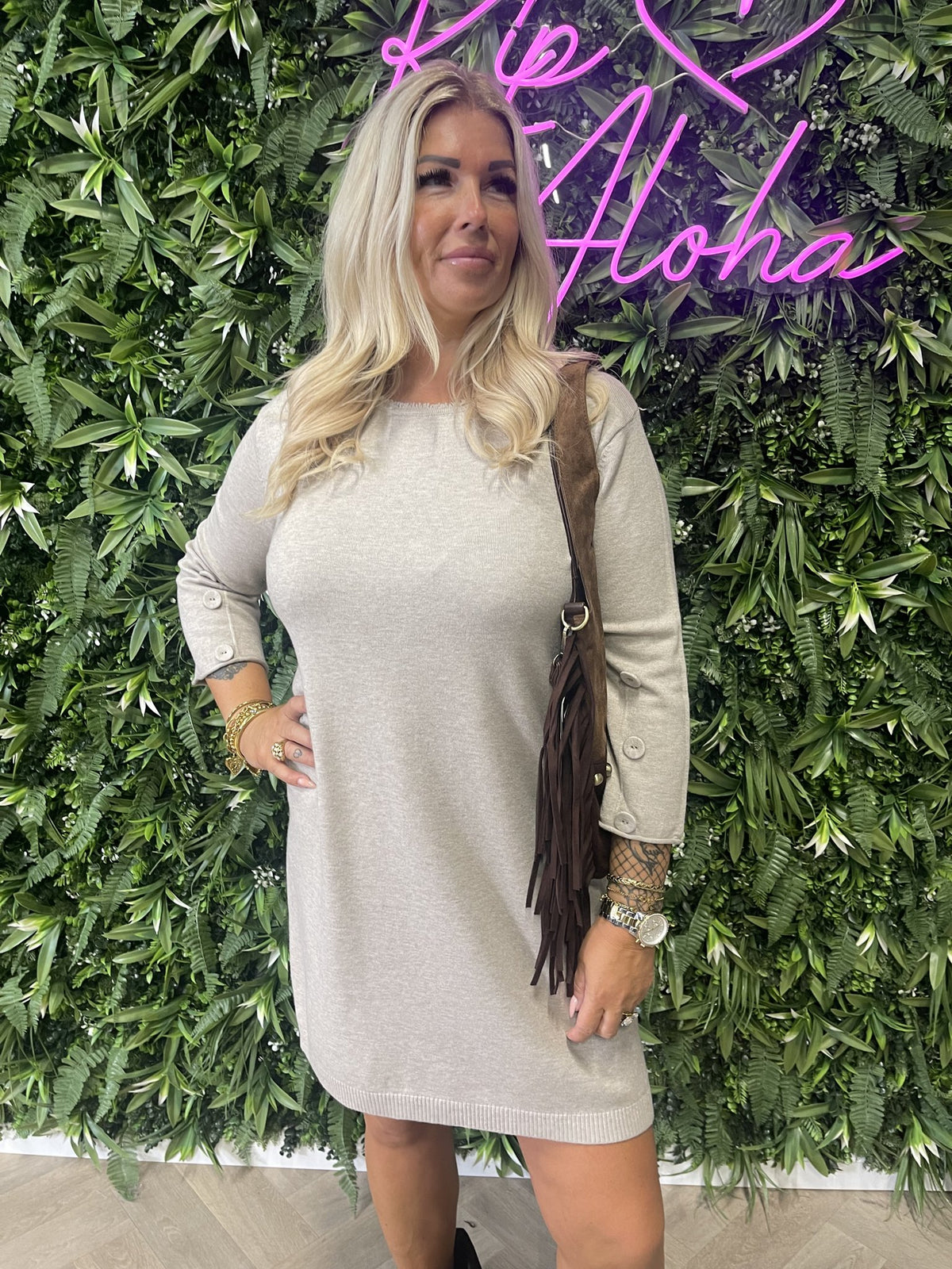 Jurk met knopen en rafel details taupe