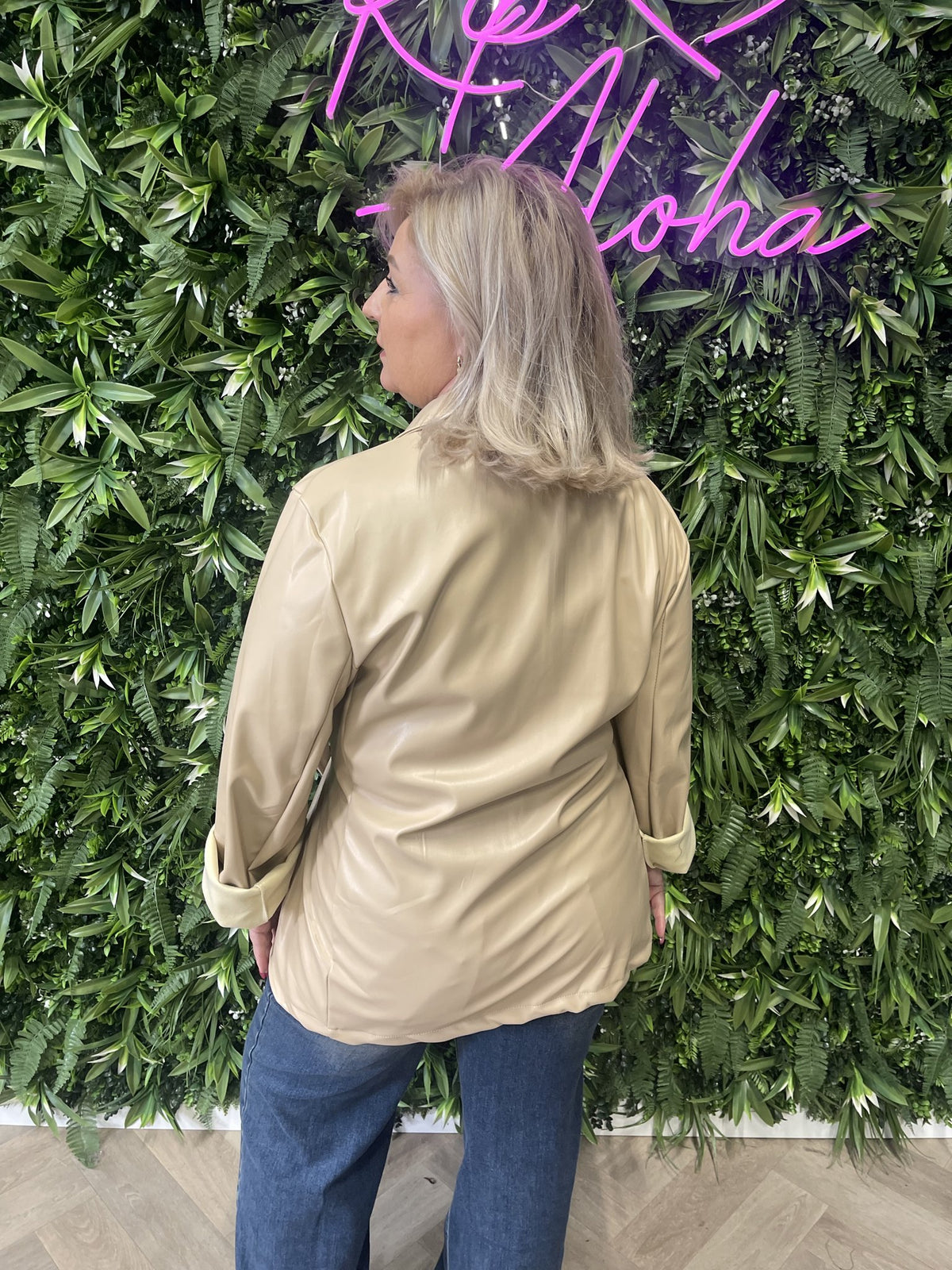 Leahterlook jas met ceintuur beige