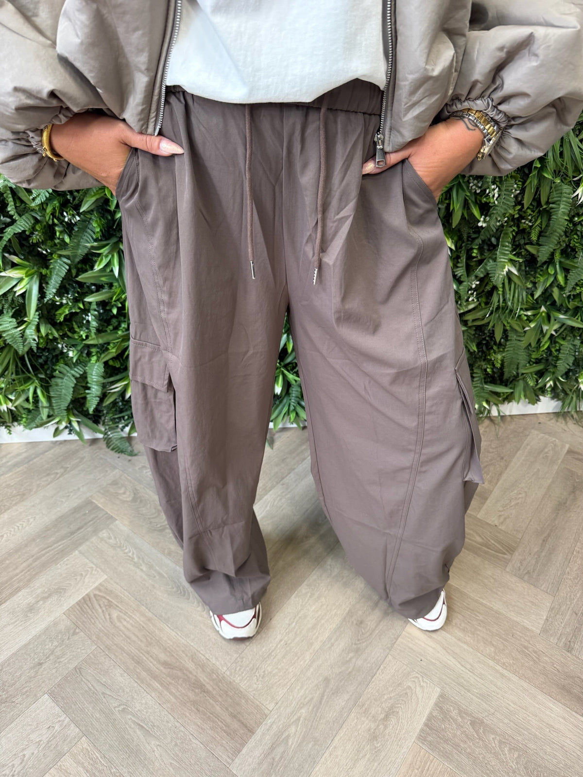 Cargo parachute broek met aantrekkoord bruin