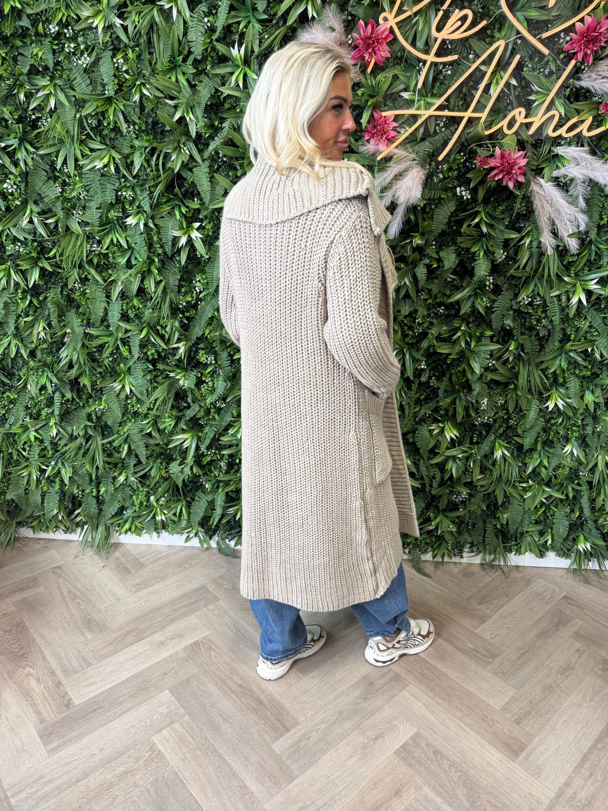 Lang gebreid vest met kraag taupe