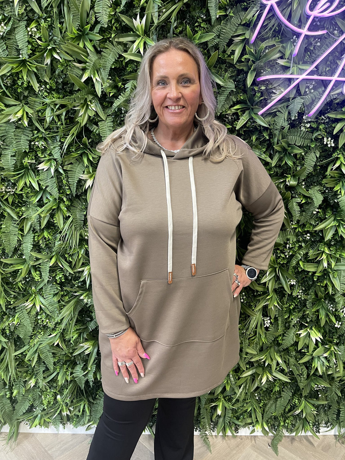 Sweaterdress met capuchon uni taupe