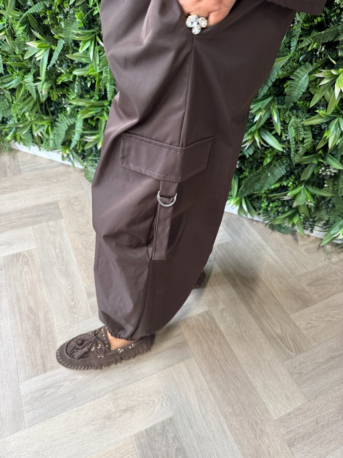 Parachute broek met cargo zakken donkerbruin