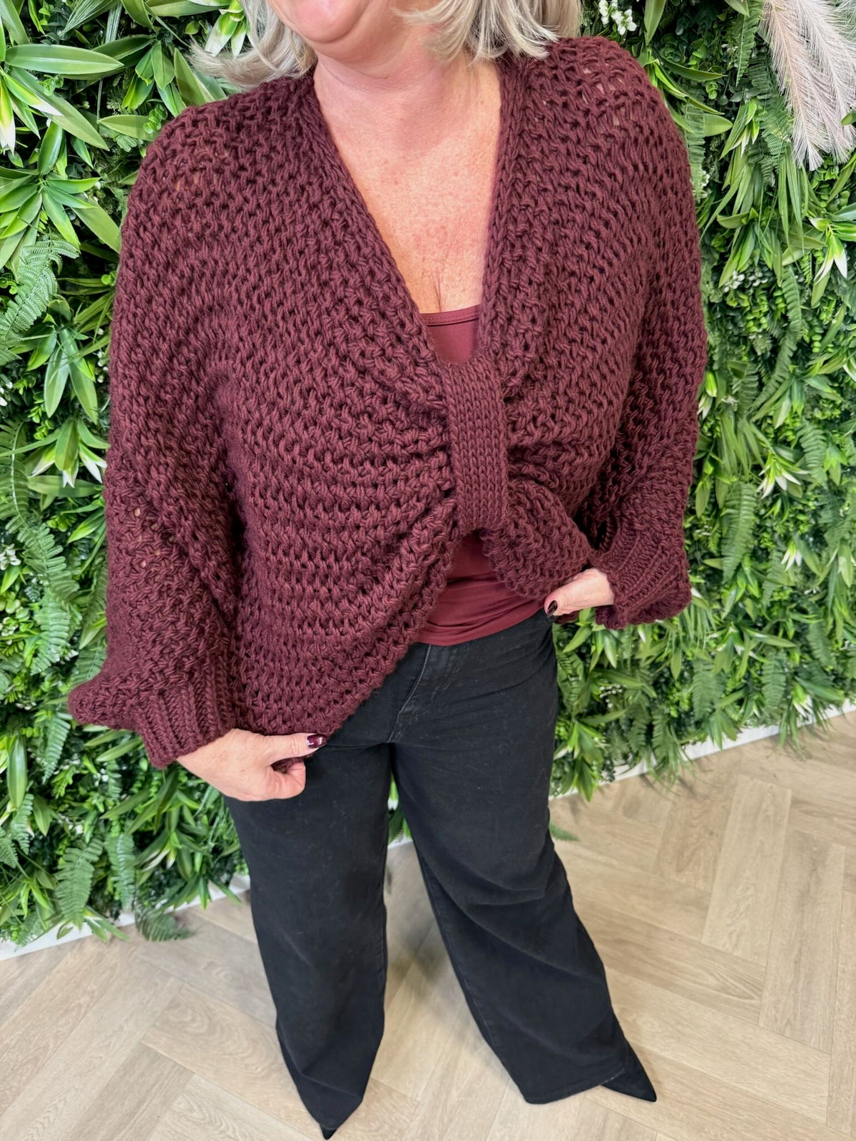Grof gehaakte trui met knoop bordeaux