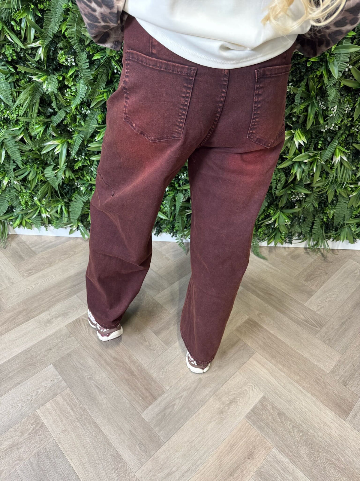 Jewelly balloon fit jeans met naad roestrood