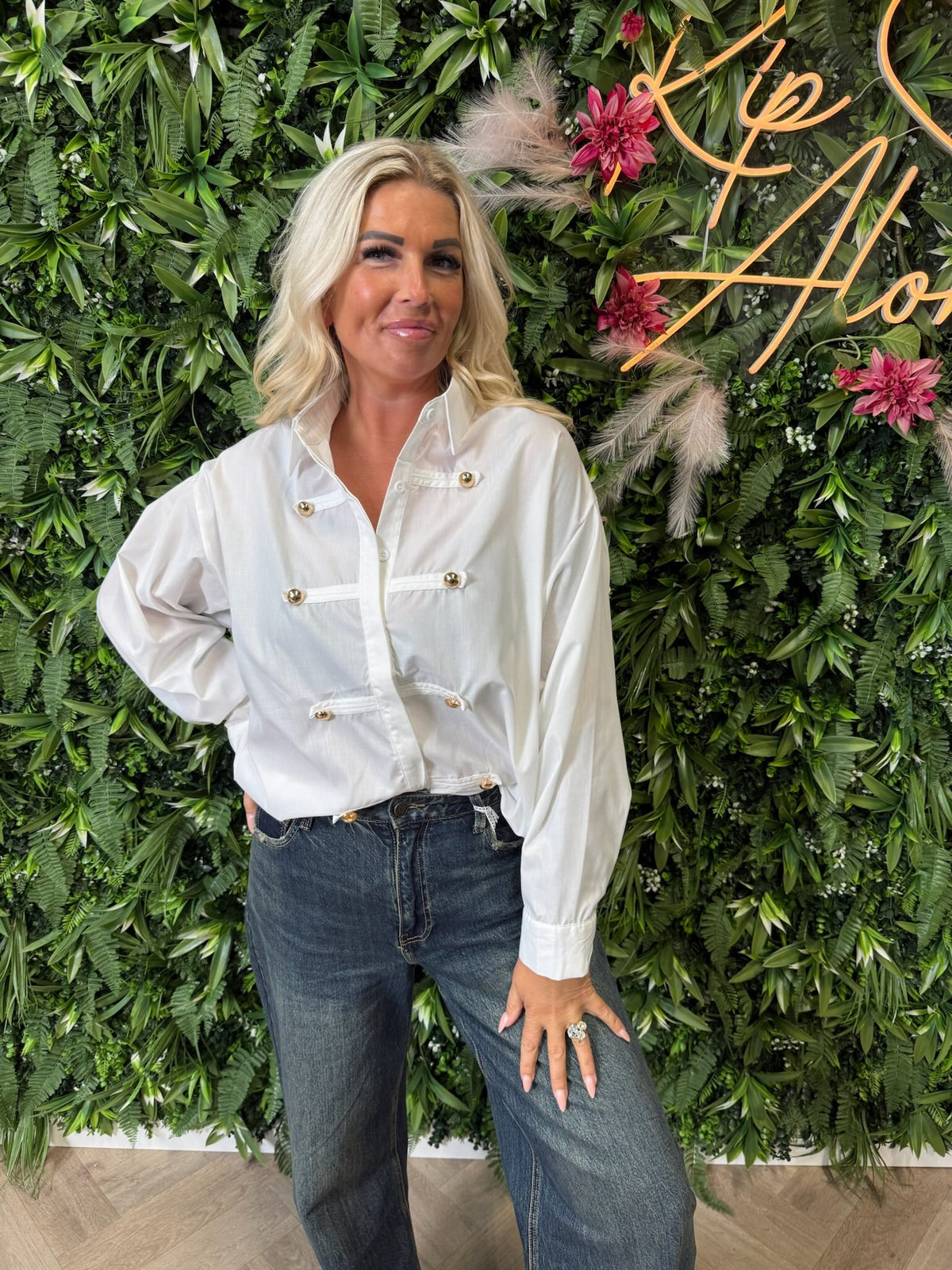 Blouse met sierknopen wit