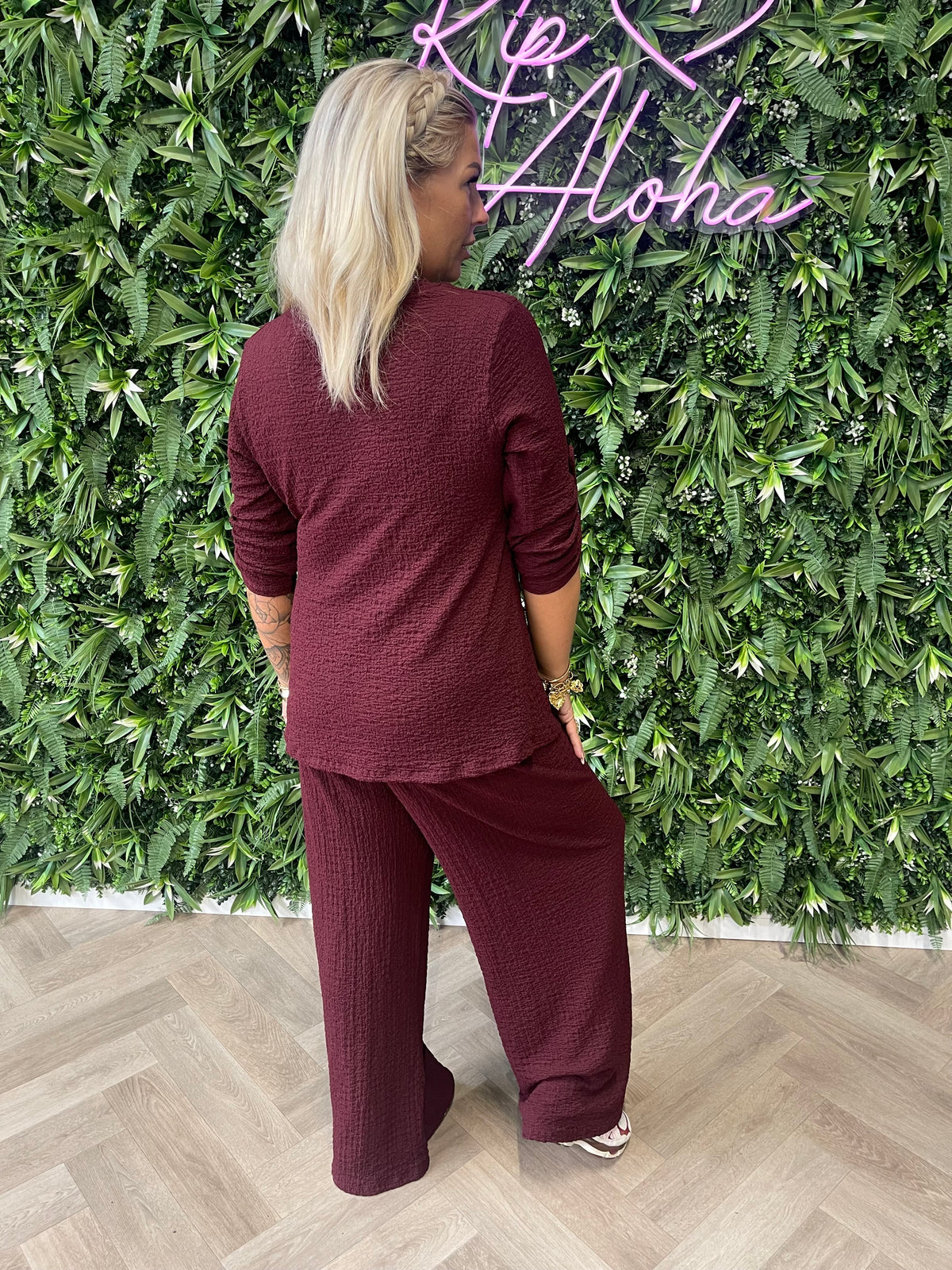 Tweedelig crepe pak met strik bordeaux