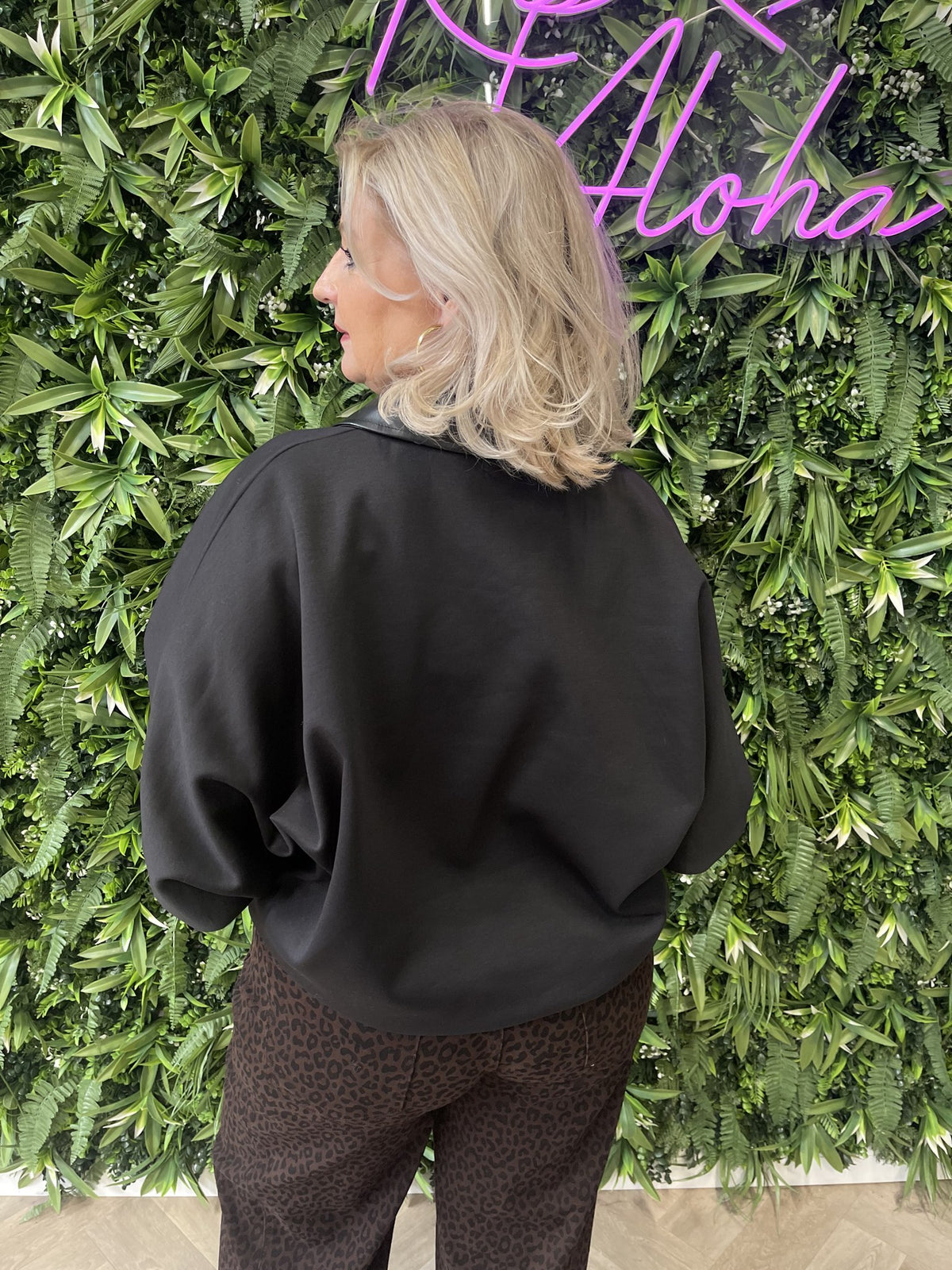 Vleermuis trui met leatherlook kraag zwart