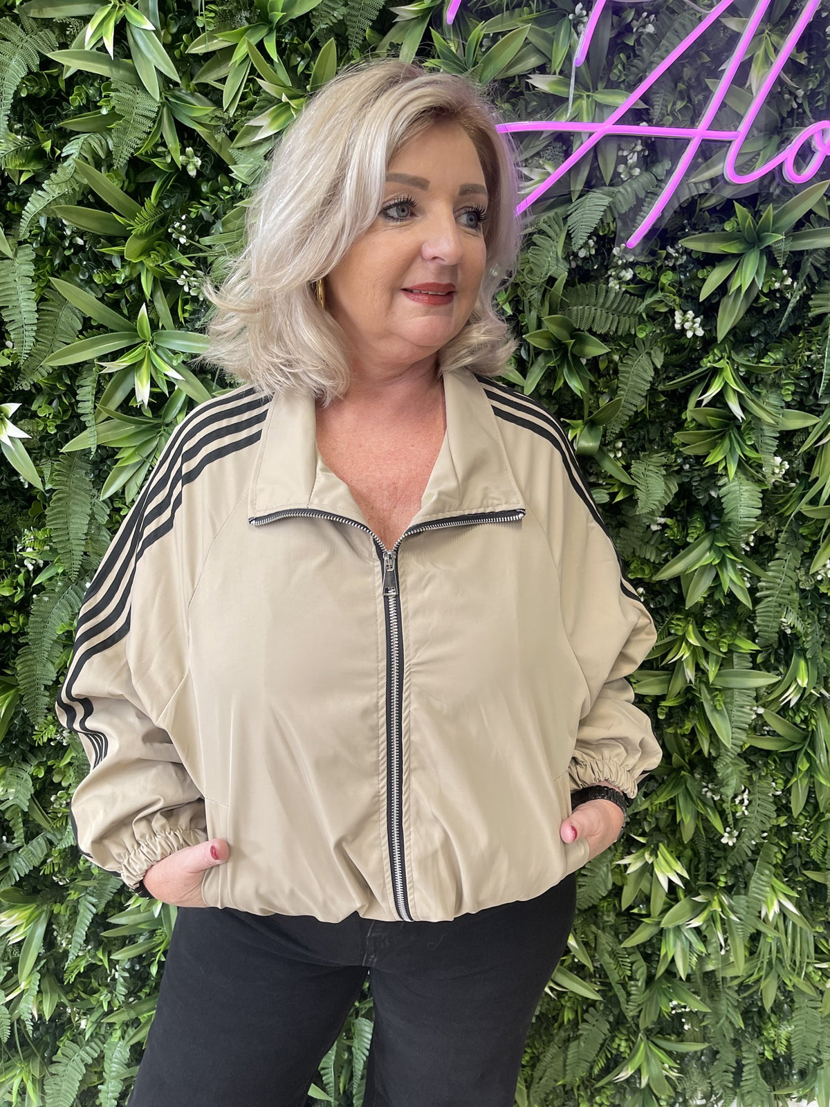 Korte bomber strepenbies met pofmouwen taupe