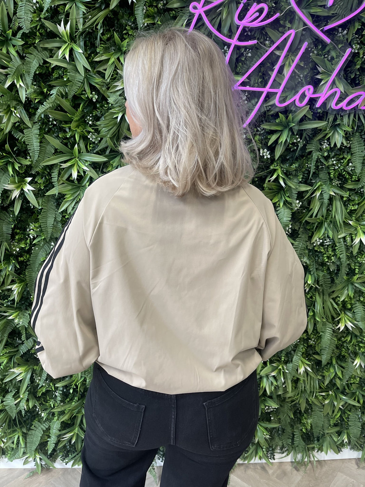 Korte bomber strepenbies met pofmouwen taupe
