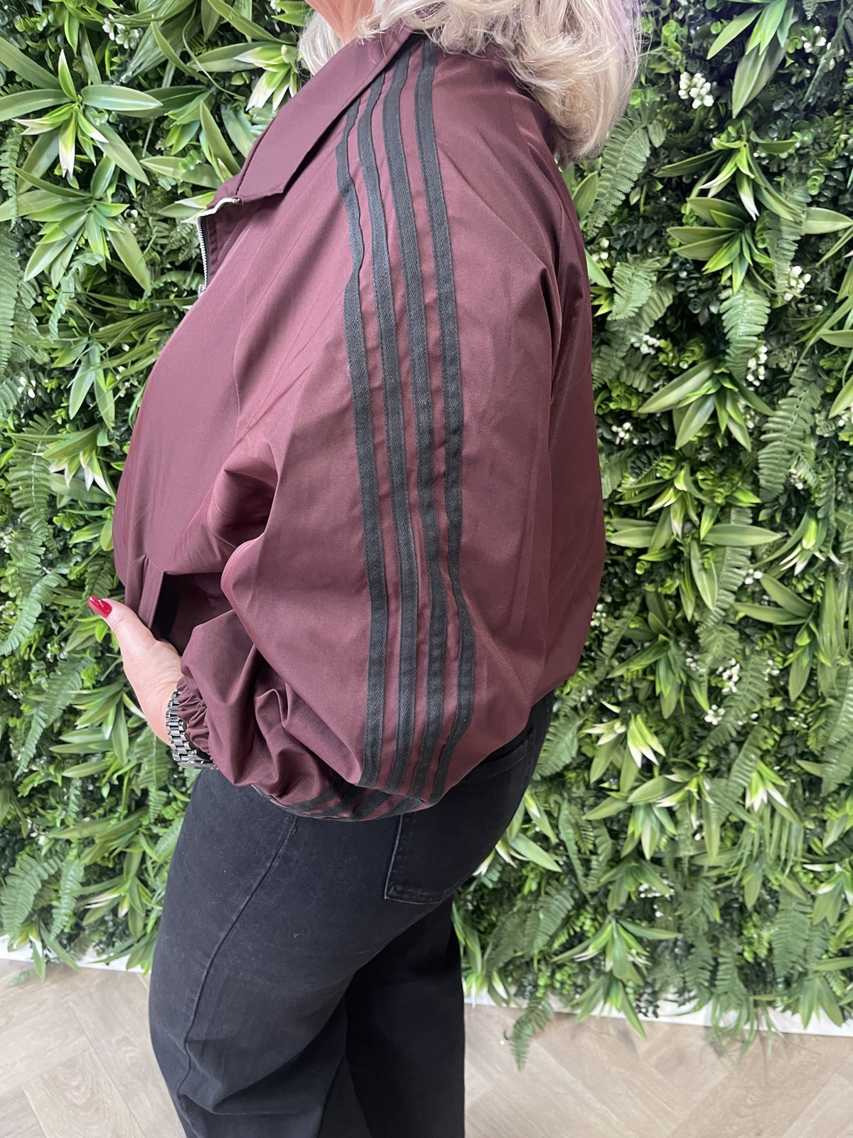 Korte bomber strepenbies met pofmouwen aubergine