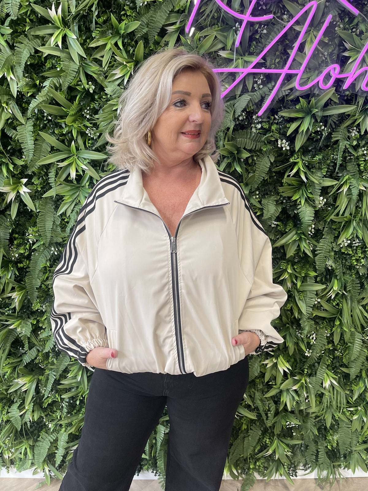 Korte bomber strepenbies met pofmouwen beige